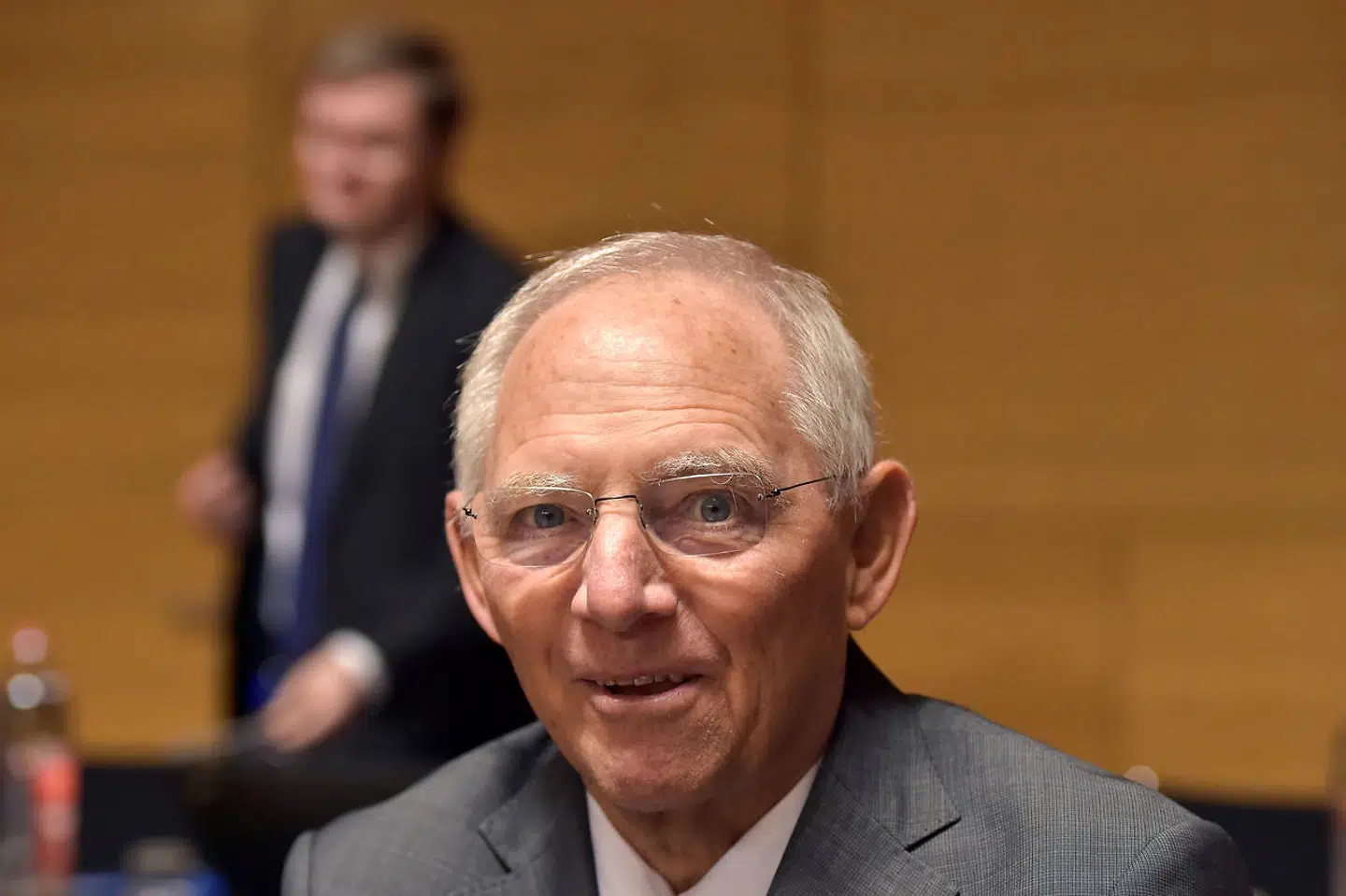 Wolfgang Schäuble er »the grand old man« i CDU. I dag er han formand for Forbundsdagen, men i årevis var han indenrigs- og efterfølgende finansminister. I mange år var han kansler Helmut Kohls højrehånd. De to skiltes som fjender, da Schäuble brød med sin tidligere chef i forbindelse med den store skandale om uretmæssige valgkampsmidler til Kohls valgkampe.