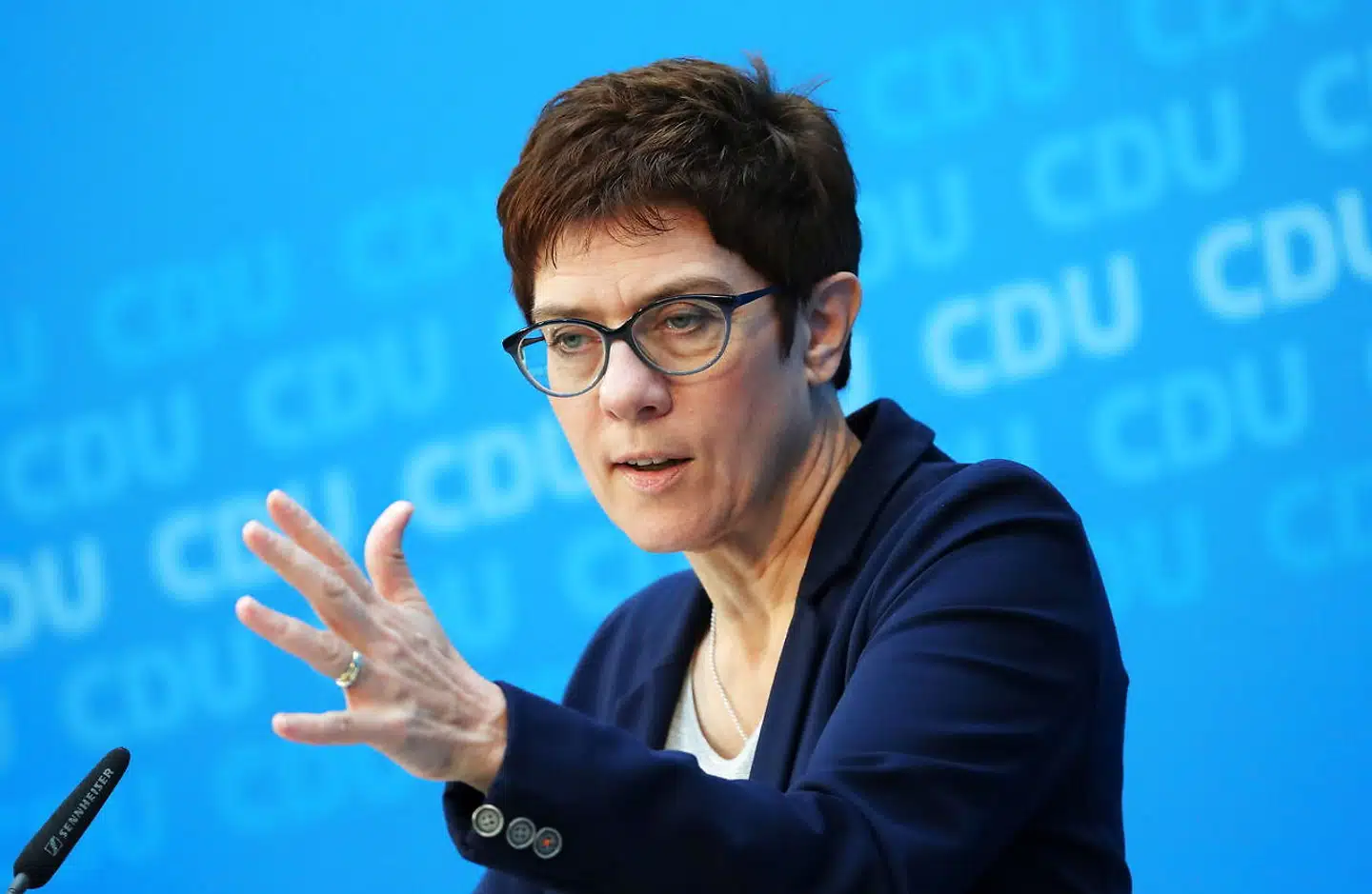 Annegret Kramp-Karrenbauer blev udpeget som generalsekretær for CDU i foråret 2018. Hun bliver ofte kaldt »Mini-Merkel« men hun har på det seneste forsøgt at distancere sig fra kansleren. F.eks. åbnede hun for nyligt for en diskussion af, hvorvidt Tyskland fortsat skal tillade det dobbelte statsborgerskab.