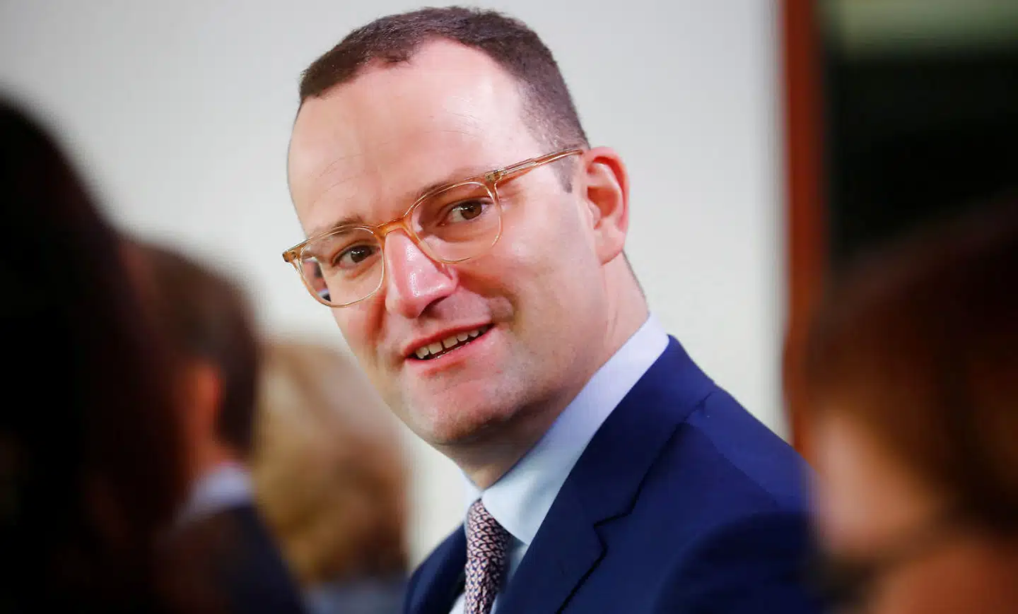 Jens Spahn er en af kansler Merkels største kritikere. Hans udpegelse som sundhedsminister i marts 2018 blev set som et tegn på kanslerens svækkede position. I modsætning til tidligere havde hun ikke tilstrækkelig magt til at forhindre, at hendes største modstander fik et sæde i hendes regering