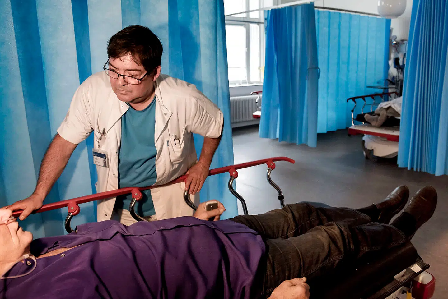 Der indlægges alt for mange ældre medicinske patienter på de danske sygehuse med lidelser, der kunne være forebygget, mener regeringen. Her tilser ledende overlæge Søren Wistisen Rasmussen en patient i det medicinske modtageafsnit i akutmodtagelsen på Bispebjerg Hospital.