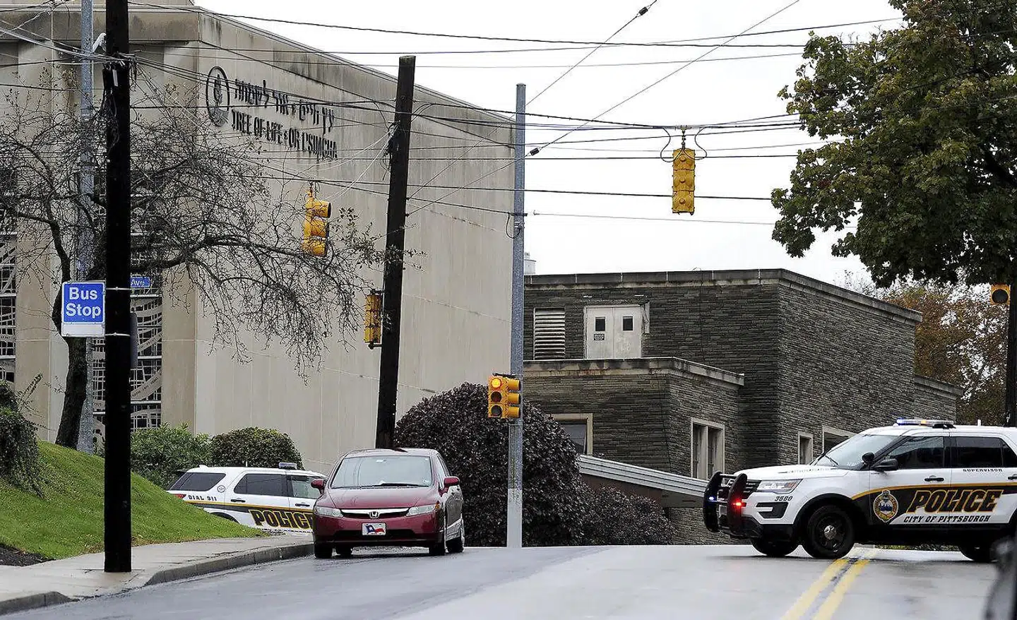 Flere politibiler holder uden for Tree of Life-synagogen, hvor flere mennesker lørdag har mistet livet i et skyderi.