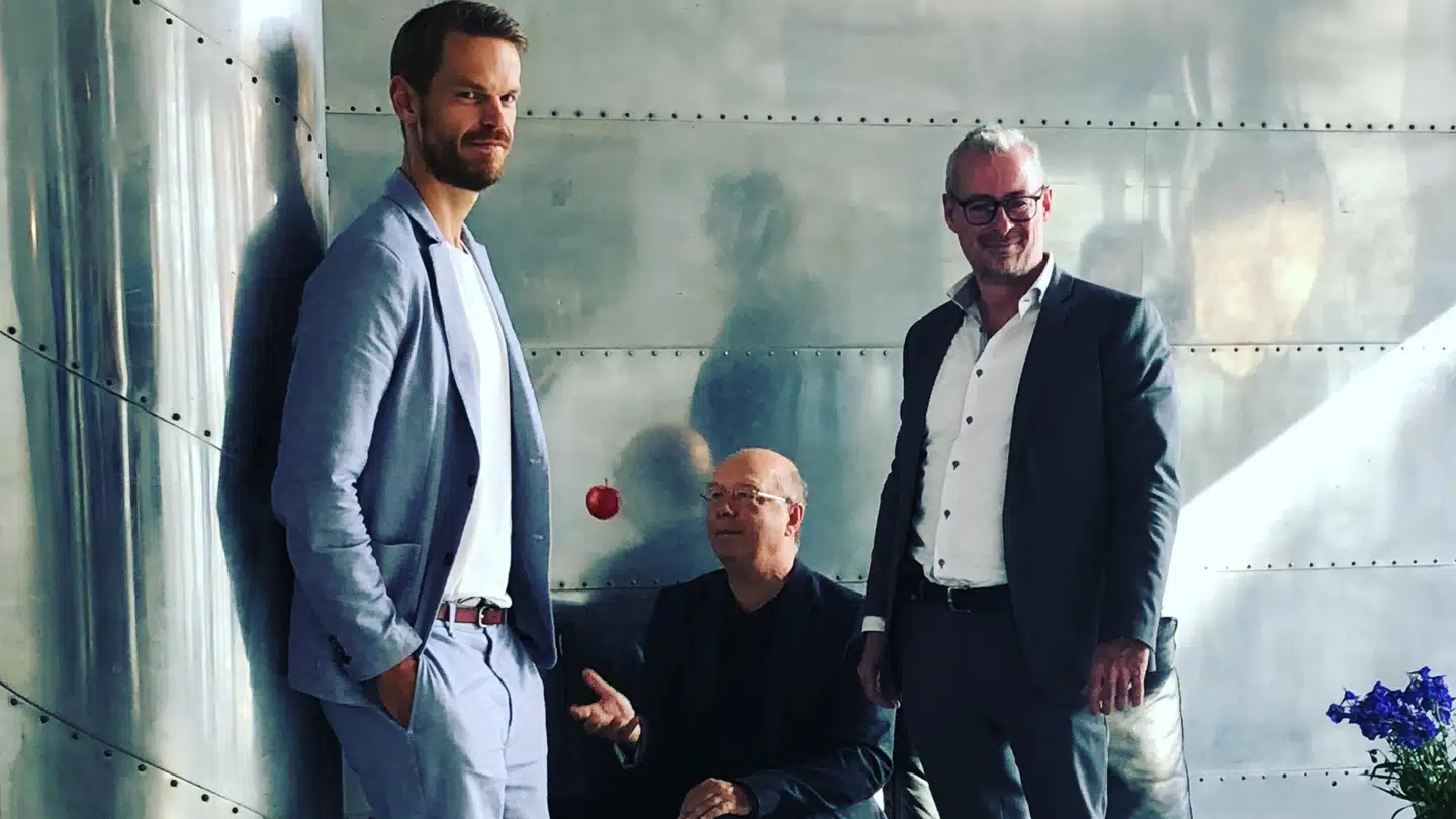 »Medmindre man opstiller som anmeldelseskriterie, at ingen samtalebog, og særlig ikke en med de tre, kan blive vellykket (jeg var fristet), kommer man imidlertid ikke uden om, at »Det, du ikke forstår, gør dig klogere« fungerer glimrende på genrens præmisser,« skriver Mikkel Andersson i sin anmeldelse. Foto: PR