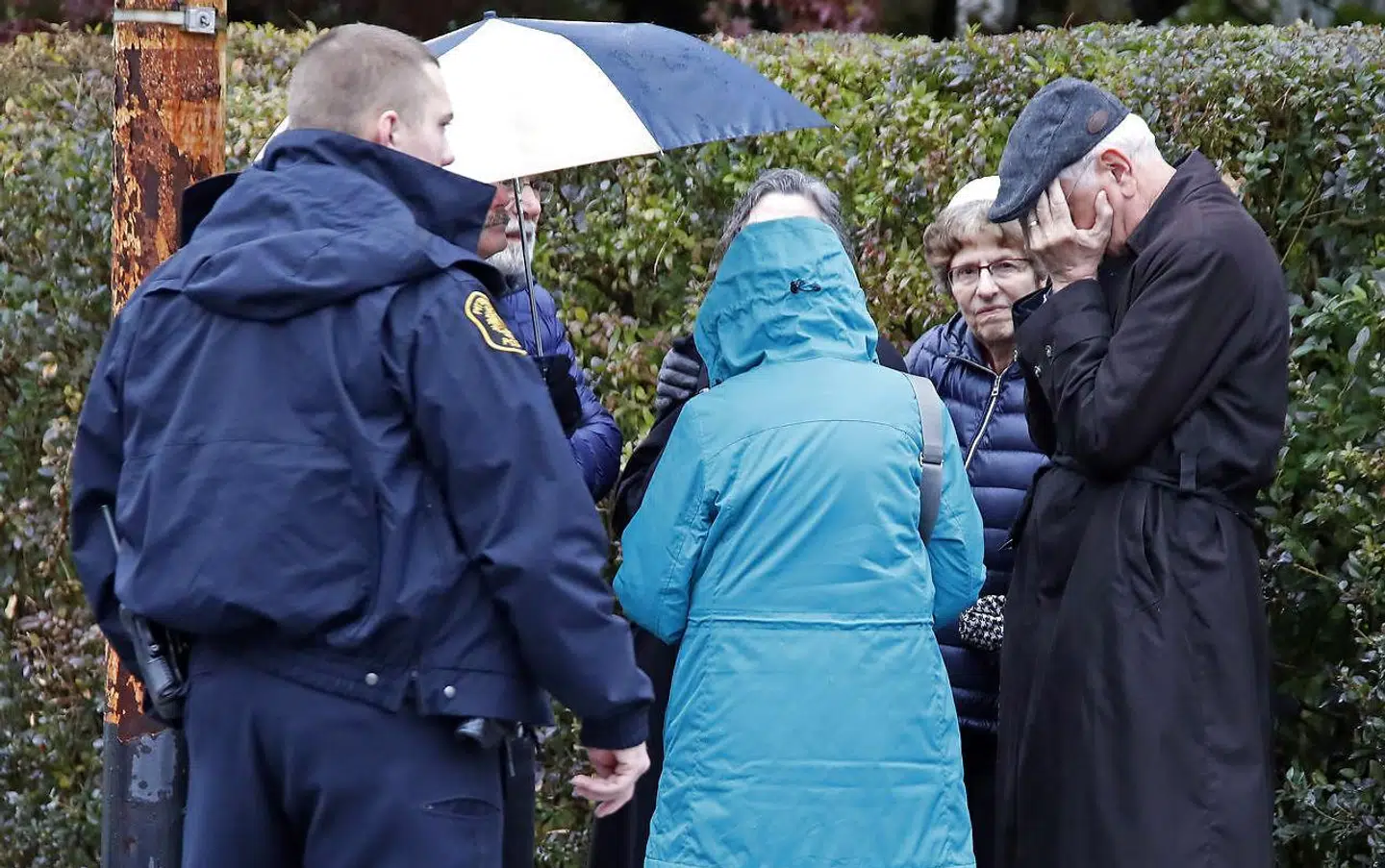 Folk i sorg uden for Tree of Life-synagogen, hvor flere mennesker lørdag har mistet livet i et skyderi.