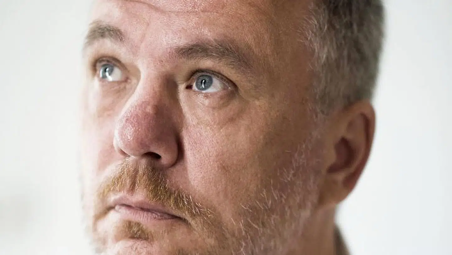 Sprogligt skiller Jesper Stein sig ud ved at skrive prunkløst og dog intenst, han puster sig ikke op, som mange af hans kolleger har for vane, og så skriver han med en psykologisk dybde, der er sjælden i genren, mener Berlingskes anmelder.