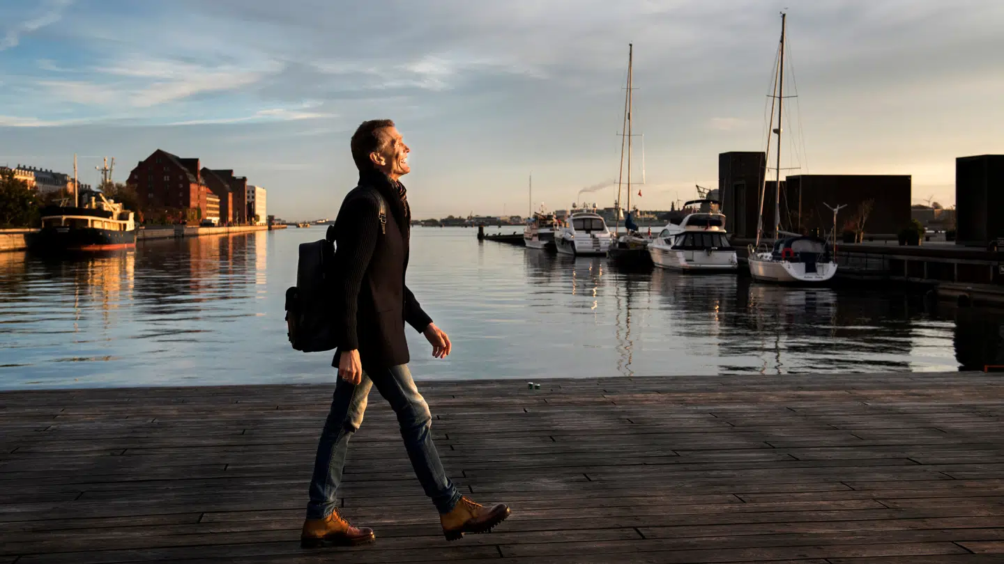Ole Henriksen elsker at gå morgentur ved Københavns Havn. 15. januar 2019 står hans nye lejlighed på Sankt Annæ Plads klar til indflytning. Det var hans mand, Laurence Roberts, der foreslog, at de skulle flytte på deltid til København.