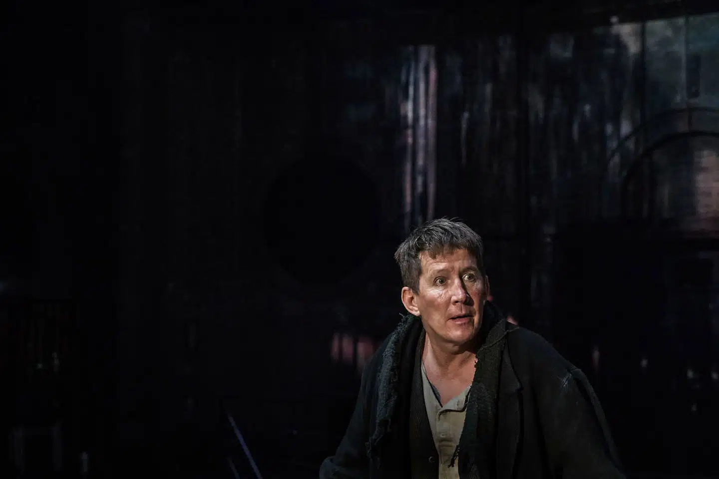 Slavenatur: Thomas Bo Larsen er et lyspunkt som den ynkelige Lassefar, der ikke evner at gøre oprør – det må sønnen Pelle efterhånden tage sig af.