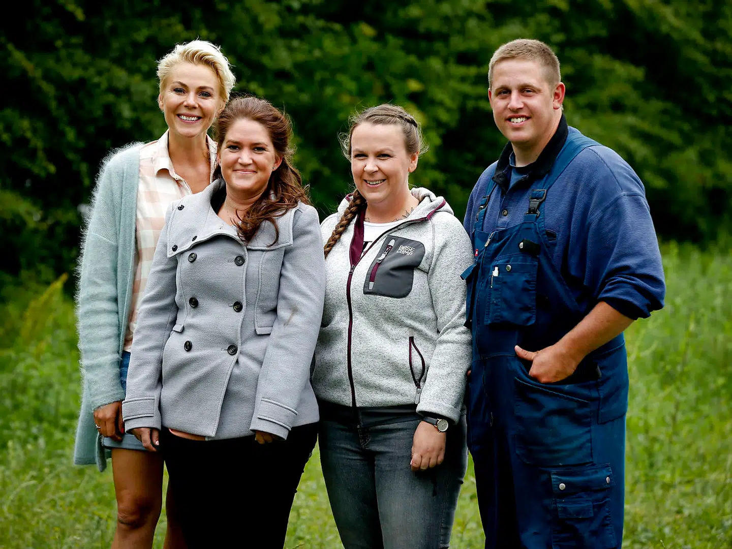 Martin bliver i første omgang skuffet, da han ikke synes, at pigerne ser helt så godt ud som på billederne.