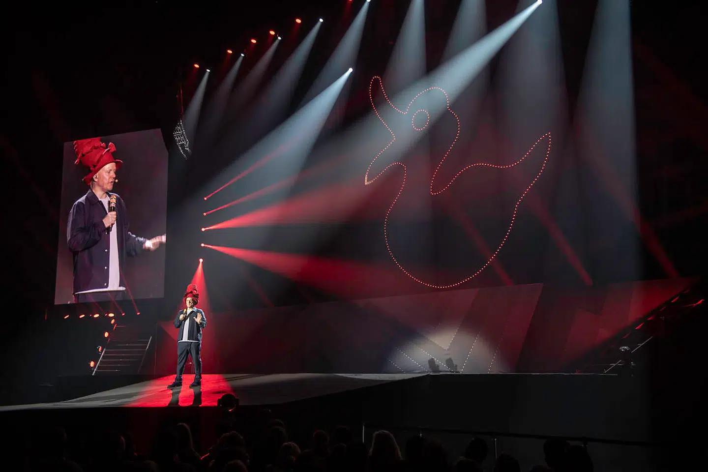 Gæsterne til Anders Matthesens show kan på et tidspunkt »vælge« mellem en blå hat med elegance og en rød rædsel. Udfaldet giver sig selv. Foto: Morten Rygaard