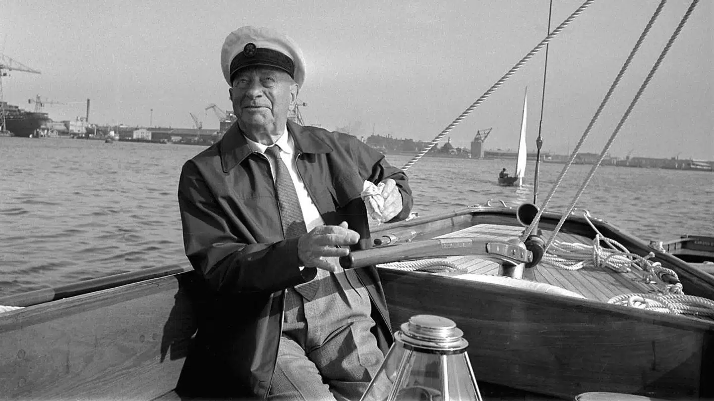 Skibsreder A.P. Møller ved roret i sin lystyacht under fritidssejlads på Øresund i 1960.