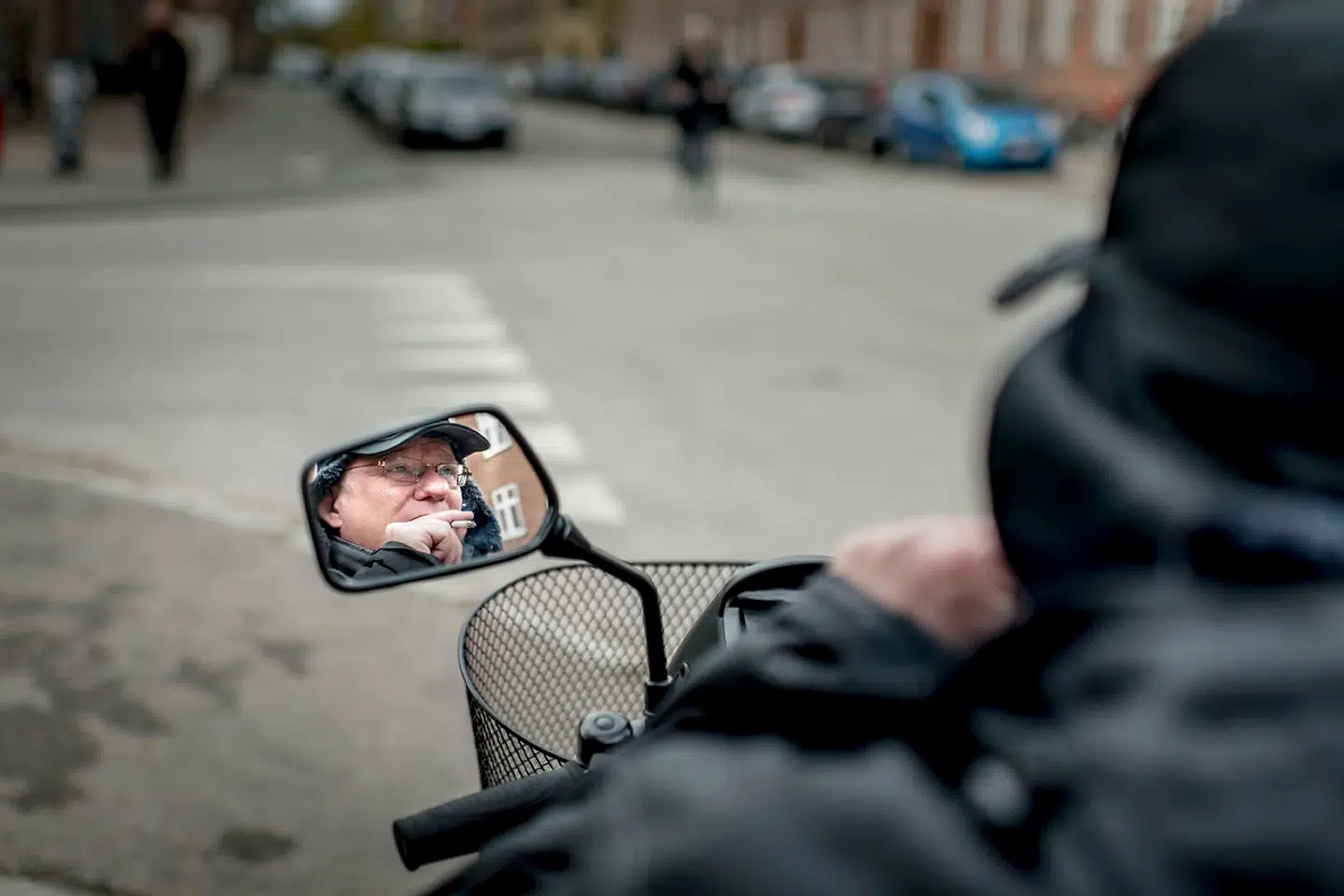 Kim Osbøl mener ikke, at sagsbehandler Henriette Sommer passer sit arbejde. Fordi politikerne ikke hører ham, bliver han nødt til at kritisere hele »systemet« – også sagsbehandlere, selvom de passer deres arbejde ud fra de love, som politikerne har lavet.