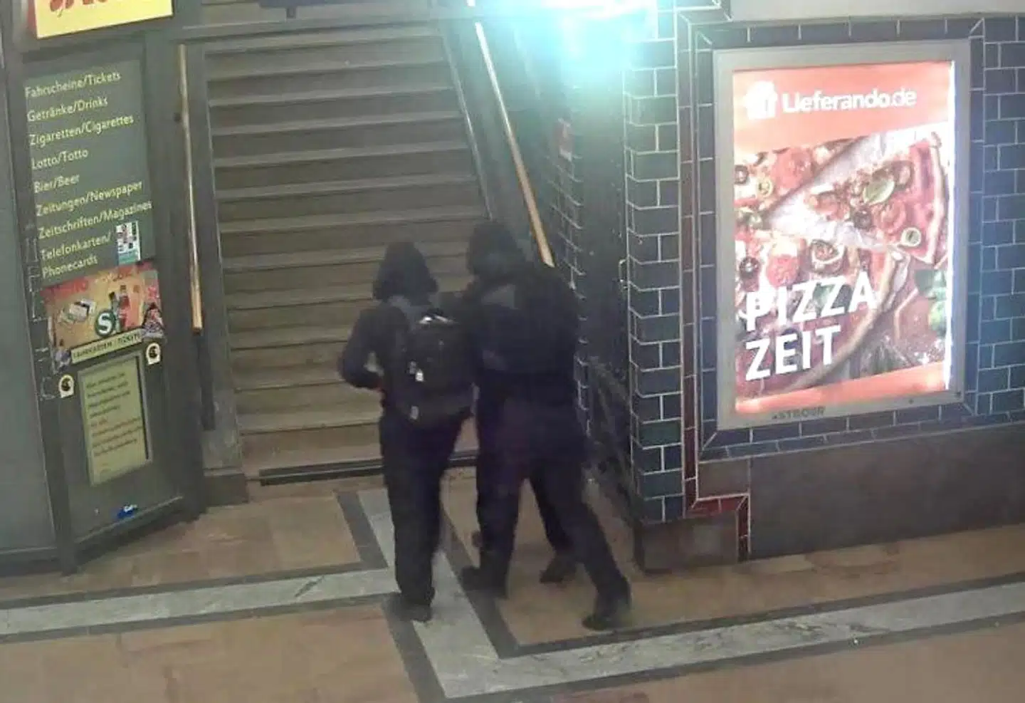 En 100 kilo tung guldmønt blev i marts 2017 stjålet på spektakulær vis fra Bodemuseet i Berlin. Politiet offentligjorte efterfølgende et »screenshot« af de mistænkte fra stationen Hackescher Markt. Tre familiemedlemmer fra den såkaldte Remmo-klan er anklaget for røveriet. Guldmønten, »Maple Leaf«, er endnu ikke fundet og har en værdi af 3,75 mio. euro. Røveriet er blot et af de mange i en række, som myndighederne mener er begået af arabiske klaner i Berlin.