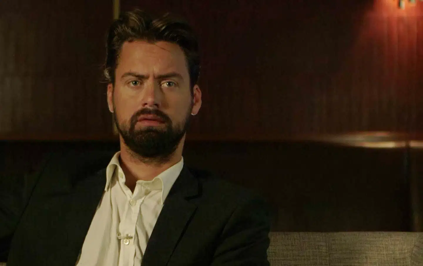 Pippi Olivia Norgaard Skov giver Mads Holger selv taletid gennem en række arkivoptagelser. Her fra en samtale med Lisbeth Zornig.