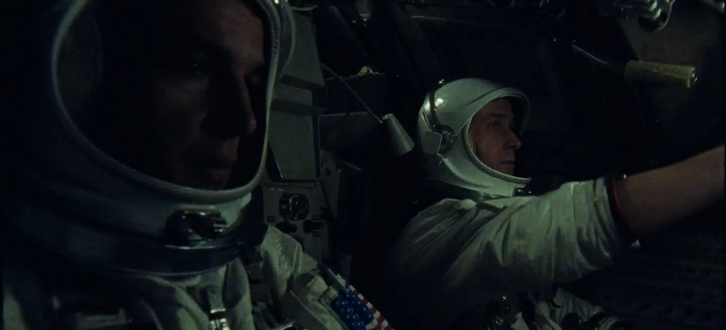 Jason Clarke og Ryan Gosling (til højre) i rollen som Neil Armstrong – den første mand på Månen. Foto: UIP