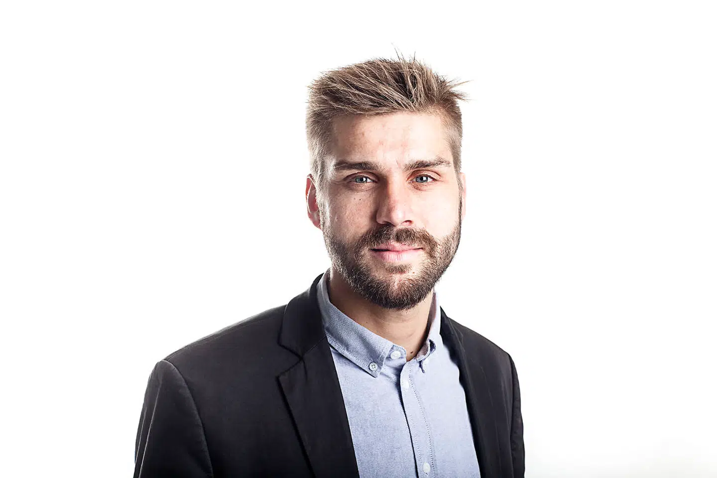 »I snart 20 år har jeg været politisk aktiv i Socialdemokratiet, mens jeg har arbejdet for partiet, lavet et tidsskrift, stiftet en tænketank, ledet en politisk netavis og på alle tænkelige måder forsøgt at sætte mit aftryk på politiske udvikling,« siger chefredaktøren for den »uafhængige« netavis Pio, som nu vil i Folketinget for Socialdemokratiet.