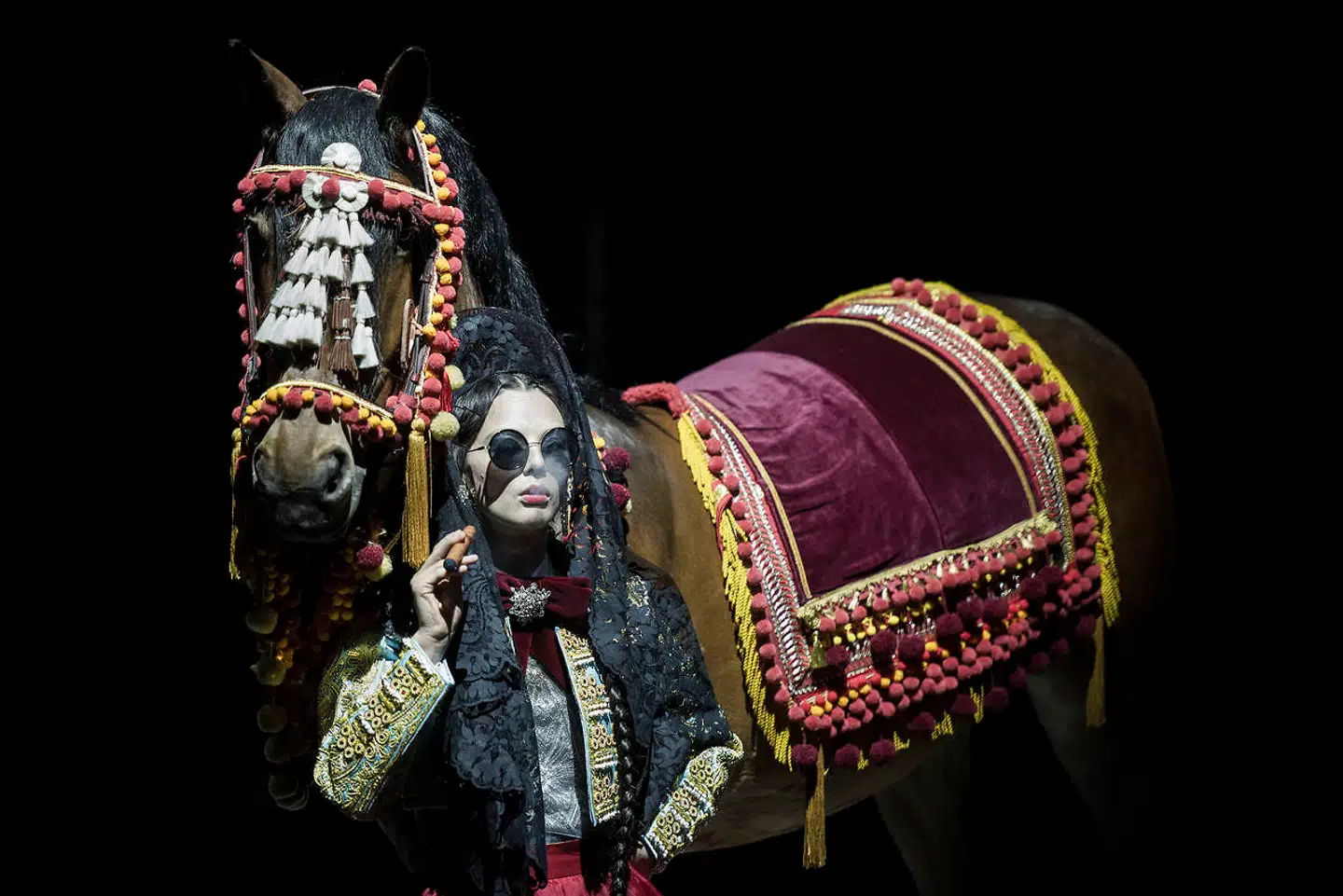 Danser Stephanie Chen Gundorph som cigarrygende Carmen.