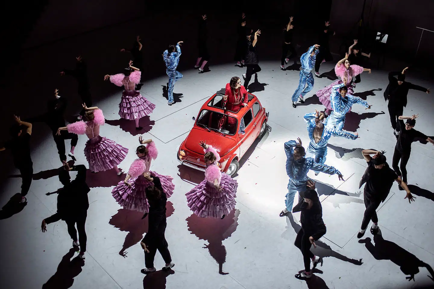 Esther Lee Wilkinson optræder som en rødklædt pukkelrykket kvindelig version af Don José i Marcos Moraus nyfortolkning af Carmen.