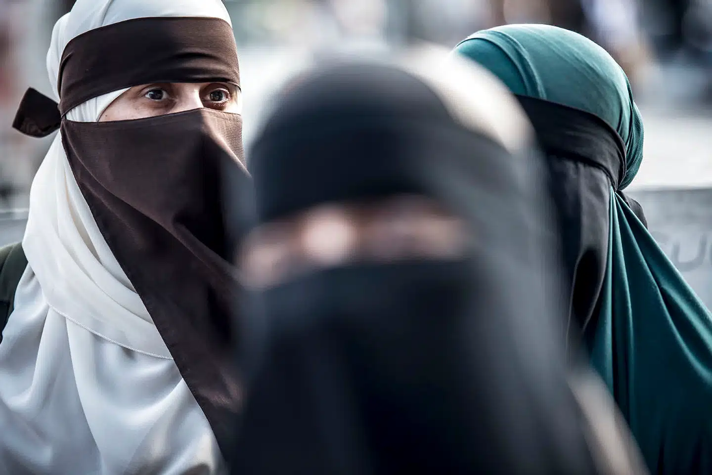 Tildækningsforbuddet skabte stor debat, da det blev indført i Danmark. FNs kritik af Frankrigs burkaforbud kan genantænde debatten i Europa, mener juraprofessor Jens Elo Rytter. Fotografiet er taget ved en demonstration imod tildækningsforbuddet ved Den Sorte Plads i København, da forbuddet trådte i kraft onsdag den 1. august 2018. Foto: Mads Claus Rasmussen