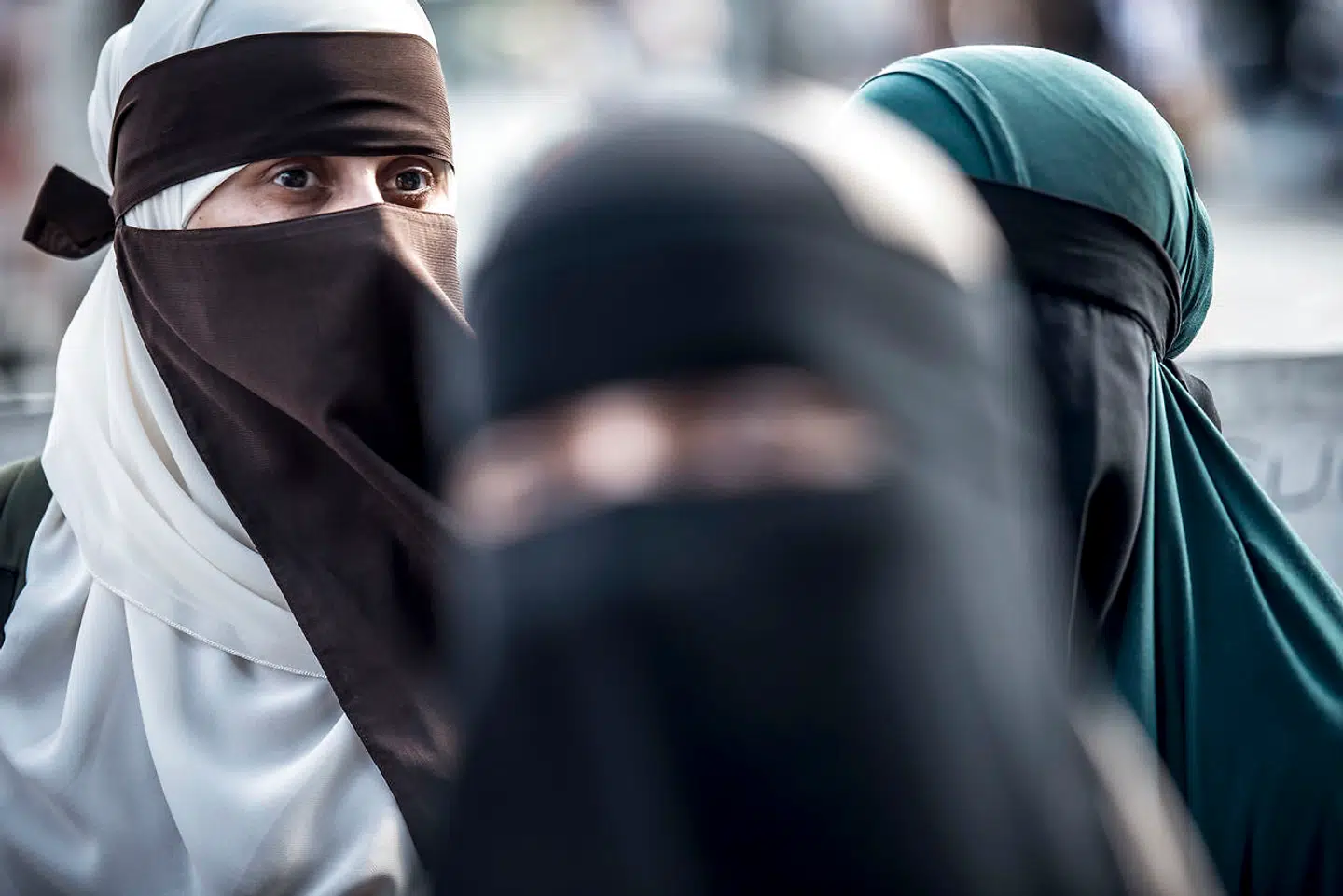 Tildækningsforbuddet skabte stor debat, da det blev indført i Danmark. FNs kritik af Frankrigs burkaforbud kan genantænde debatten i Europa, mener juraprofessor Jens Elo Rytter. Fotografiet er taget ved en demonstration imod tildækningsforbuddet ved Den Sorte Plads i København, da forbuddet trådte i kraft onsdag den 1. august 2018. Foto: Mads Claus Rasmussen