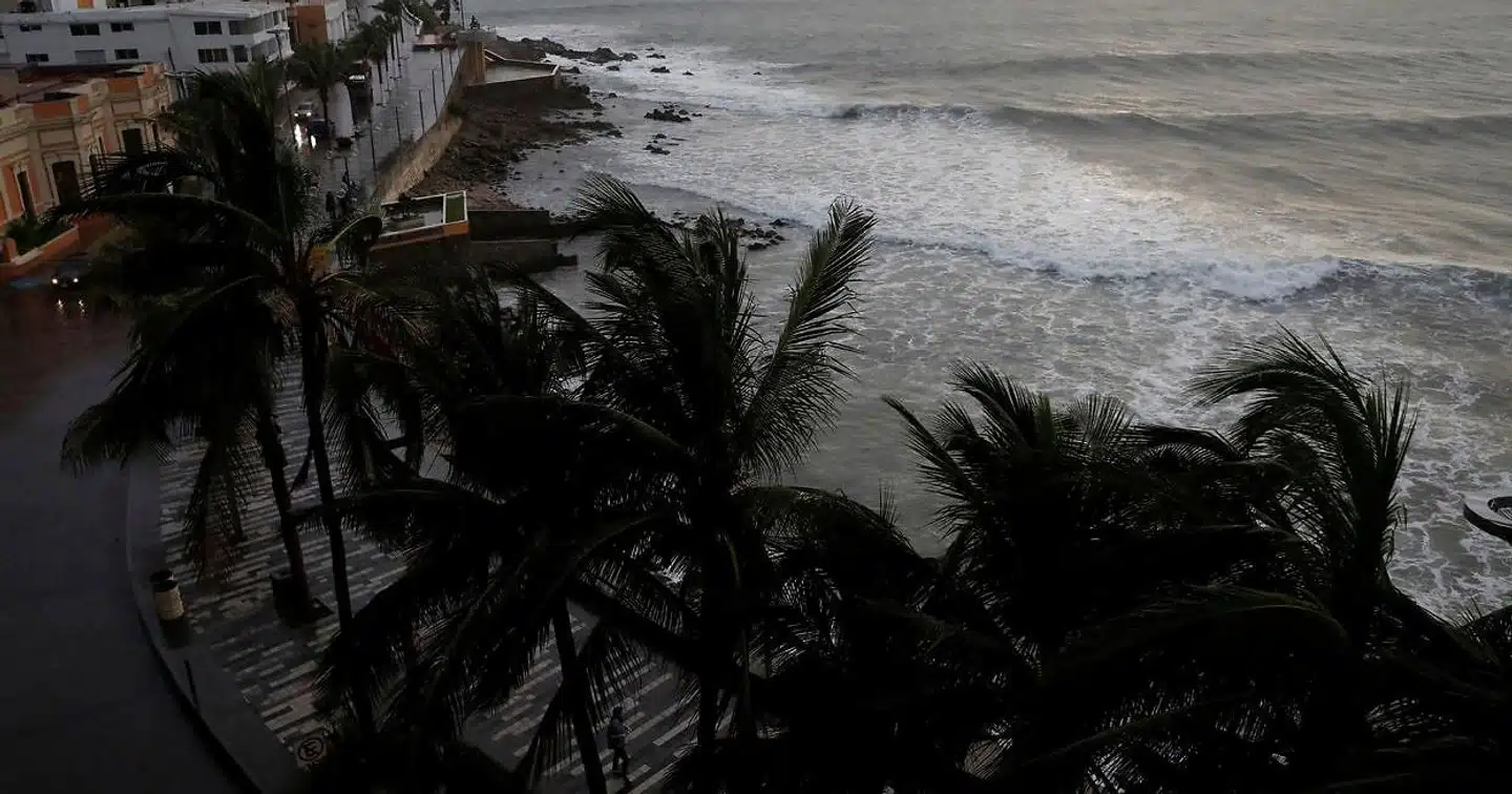 Orkanen »Willa« er nået til Mexico. Her er det ved et resort ved stillehavsbyen Mazatlan.