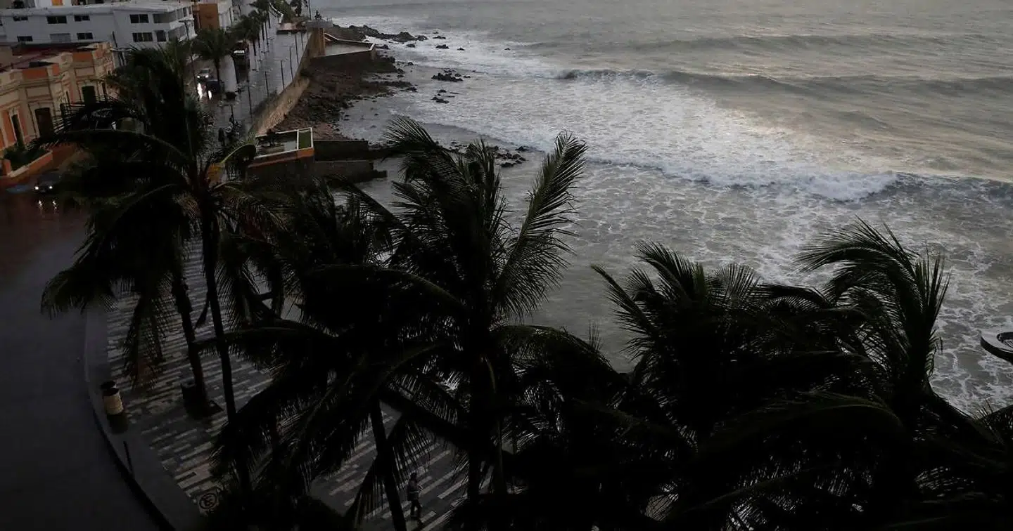 Orkanen »Willa« er nået til Mexico. Her er det ved et resort ved stillehavsbyen Mazatlan.