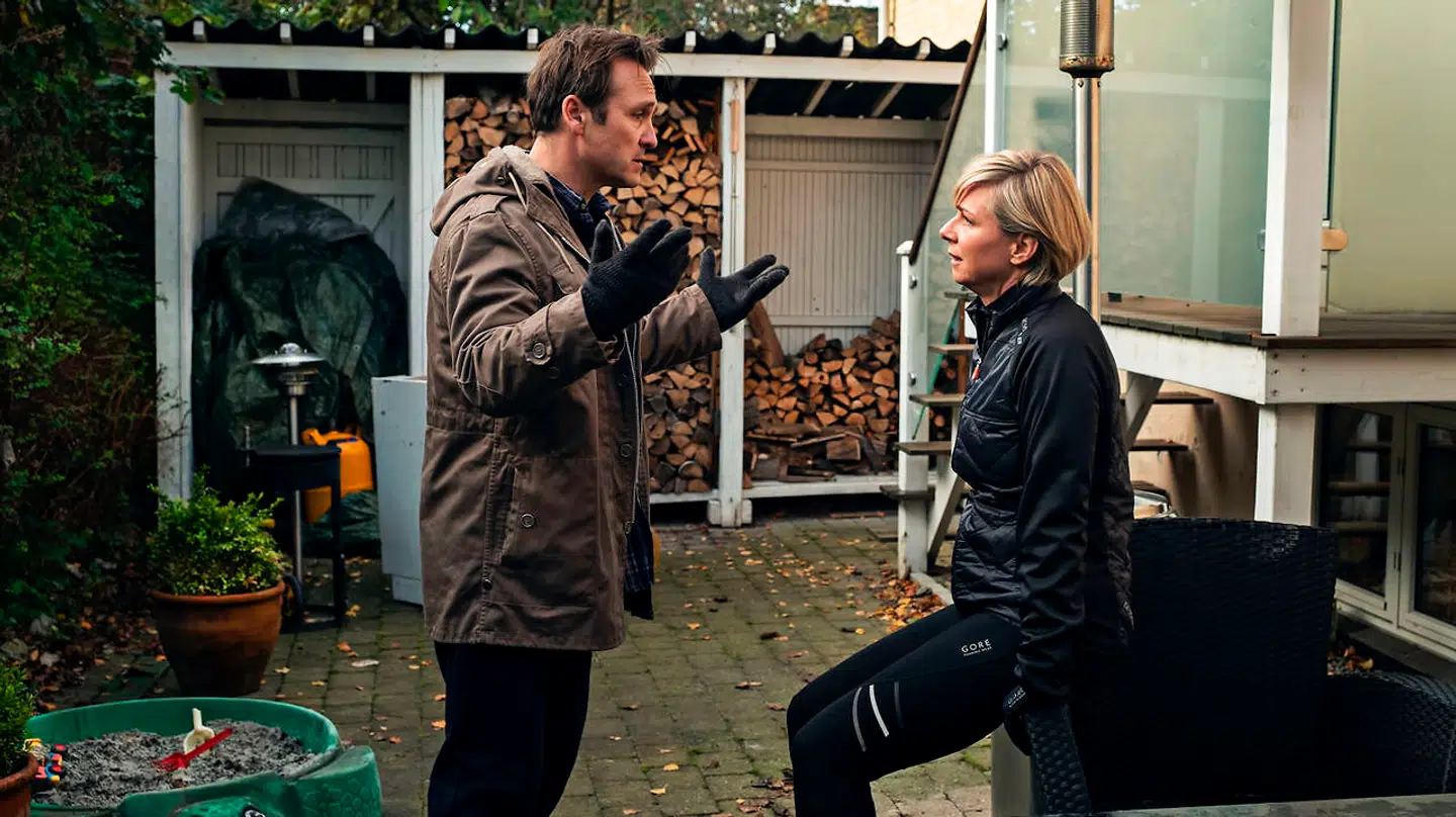 Hverdagens trædemølle har overtaget Eriks og Ninas liv. Men måske er der en udvej – et sidste kup. Lars Ranthe og Lene Maria Christensen er aldeles glimrende i Viasats første danske serie, »Friheden«.