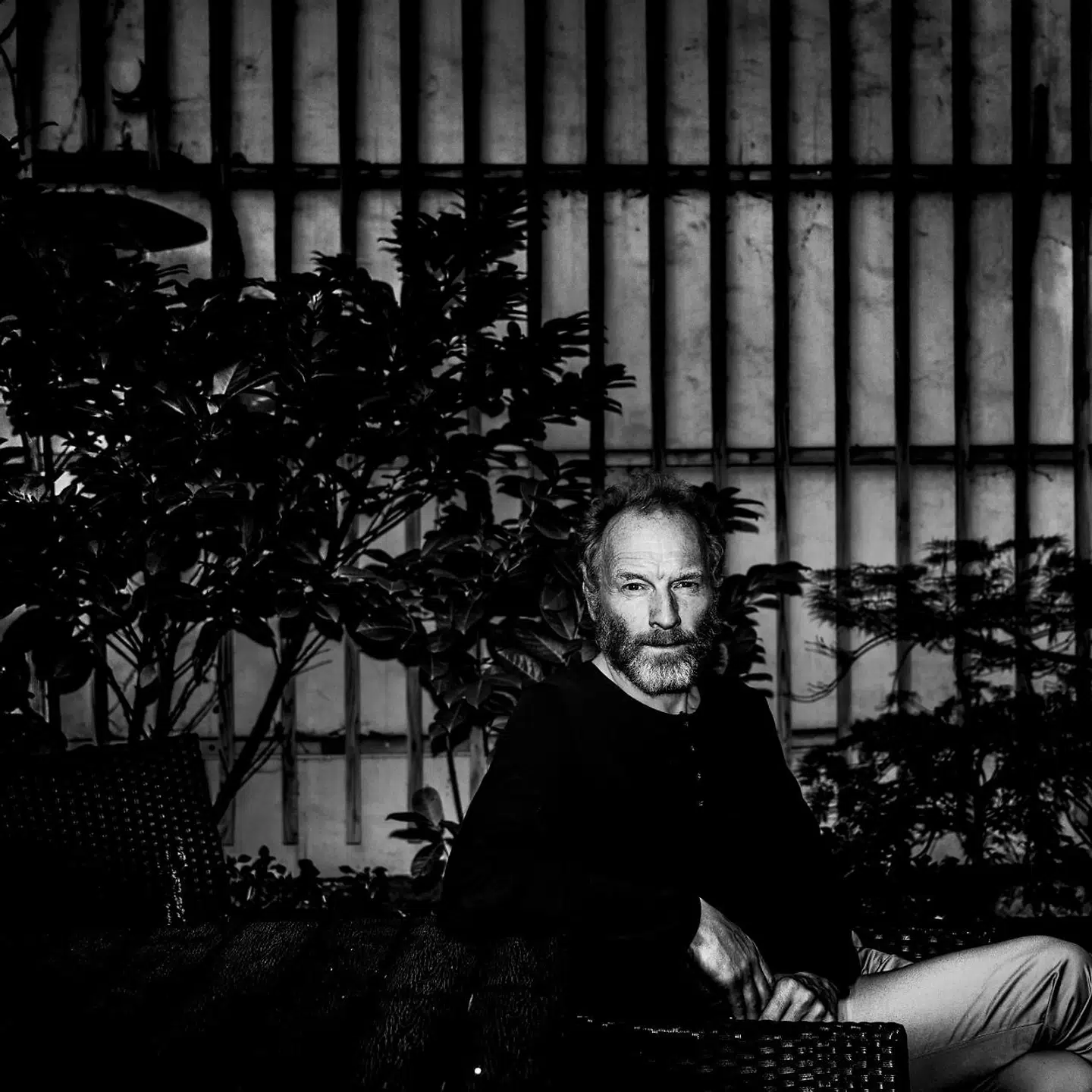 »Jón Kalman Stefánsson er i slægt med de store magiske realister fra hele Norden,« skrev Weekendavisens anmelder om hans første roman på dansk, »Sommerlys og så kommer natten«, men selv synes han, at den realistiske roman har udspillet sin rolle i litteraturen: »Man kan ikke snakke om et liv, som om det sker fra a til b til c. Der er ingen, der lever på den måde. Vi lever frem og tilbage, op og ned.«