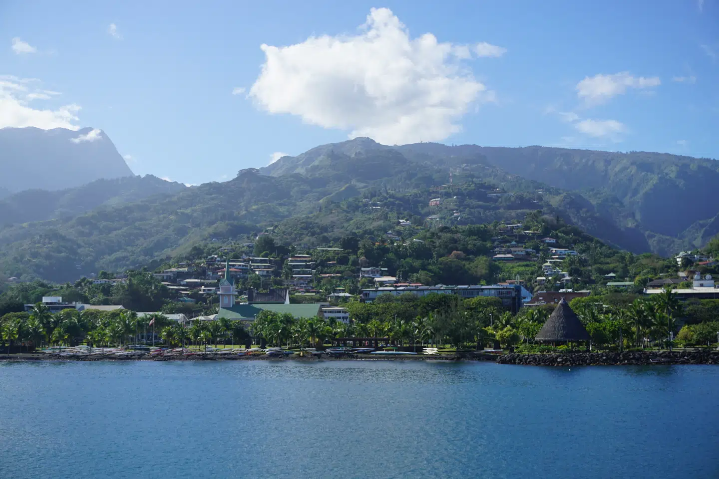 Det er nødvendigt at stoppe ofte, når man kører rundt på øen. Blandt andet for at nyde de smukke udsigter som denne over Tahiti.