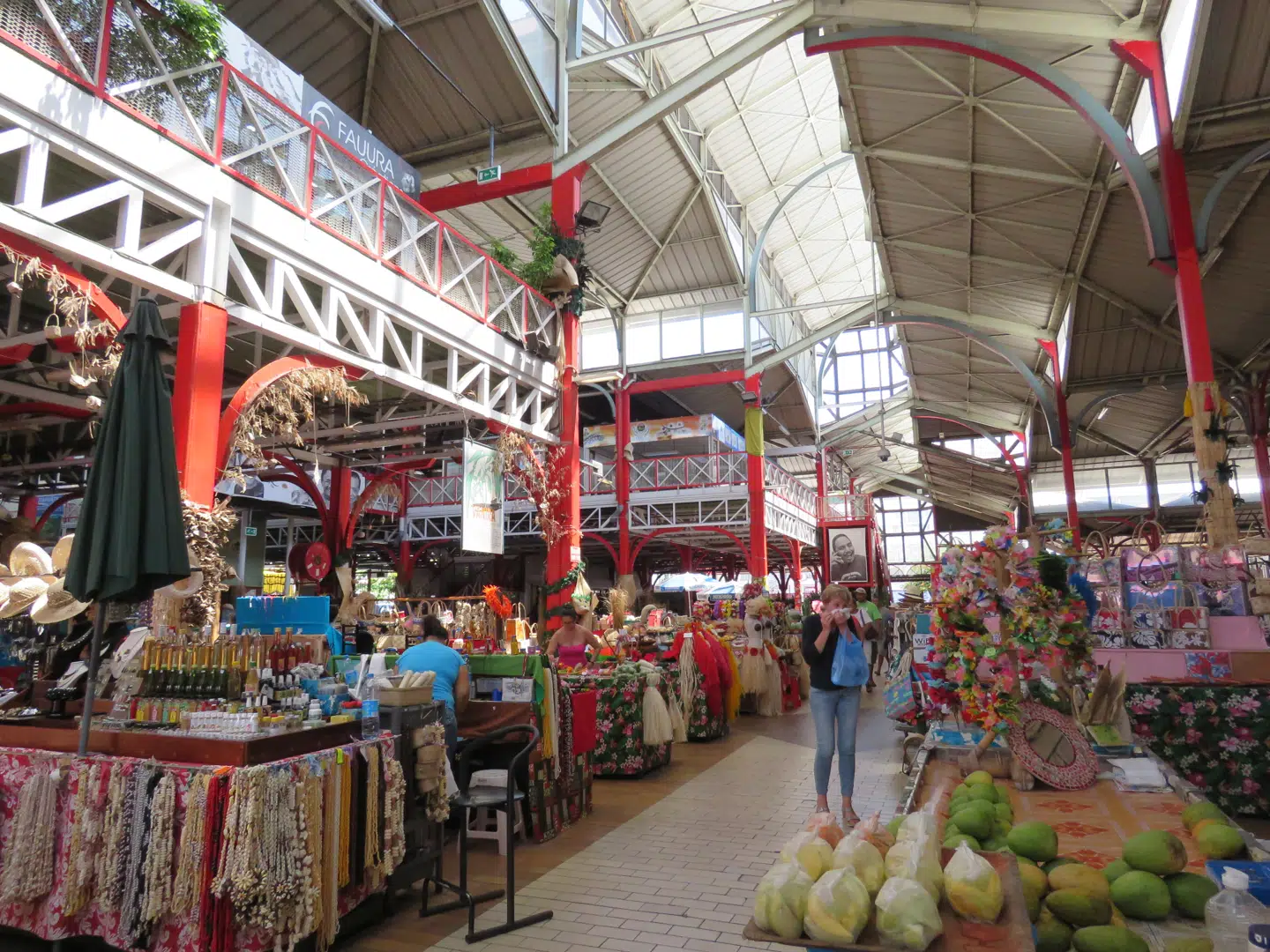 Markedet i Papeete er et tilløbstykke for både lokale og turister. Det bedste tidspunkt at besøge markedet er søndag morgen, hvor de lokale strømmer til fra klokken 4.