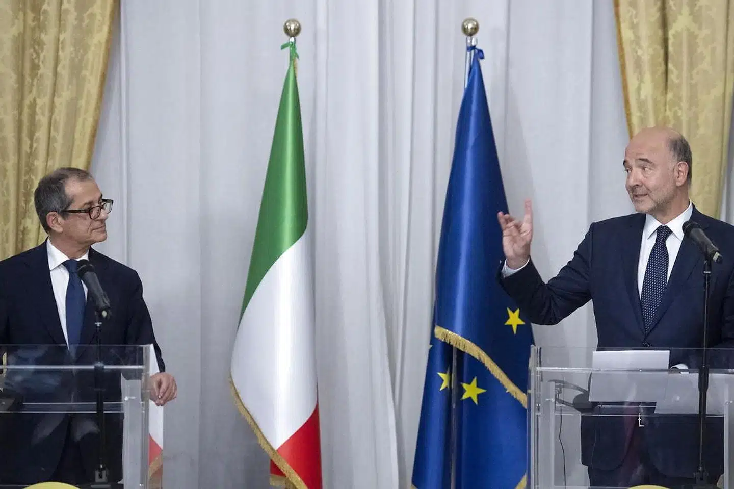 Økonomikommissær Pierre Moscovici (th.) advarede allerede under sidste uges besøg i Rom finansminister Giovanni Tria mod at bryde euroreglerne.