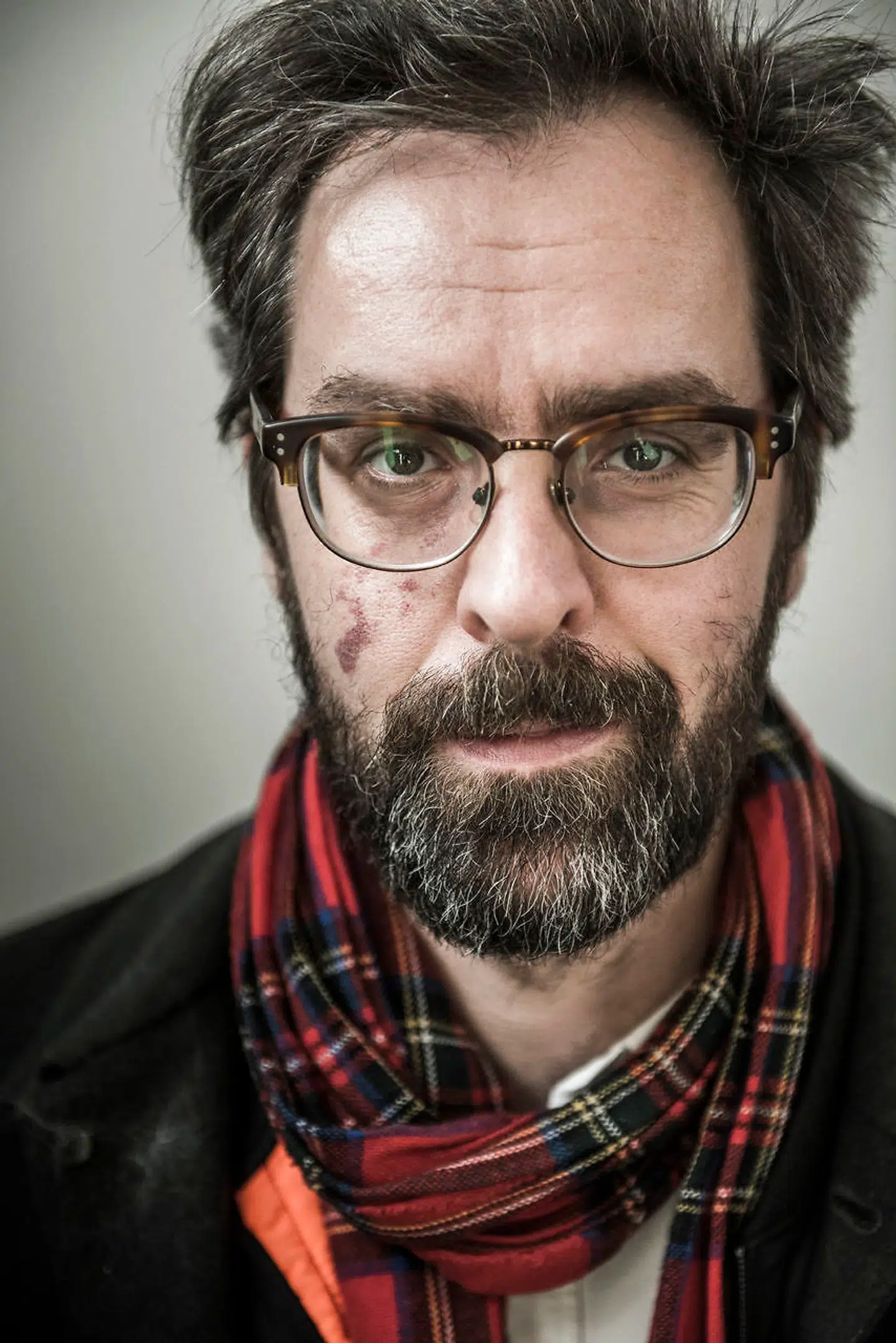 Anders Morgenthaler, tegner og forfatter, kan godt lide at læse på toilettet og anbefaler alle at købe en squatty poddy, en toileskammel, som gør det behageligt at sidde at læse på toilettet. Foto: Asger Ladefoged Ritzau Scanpix