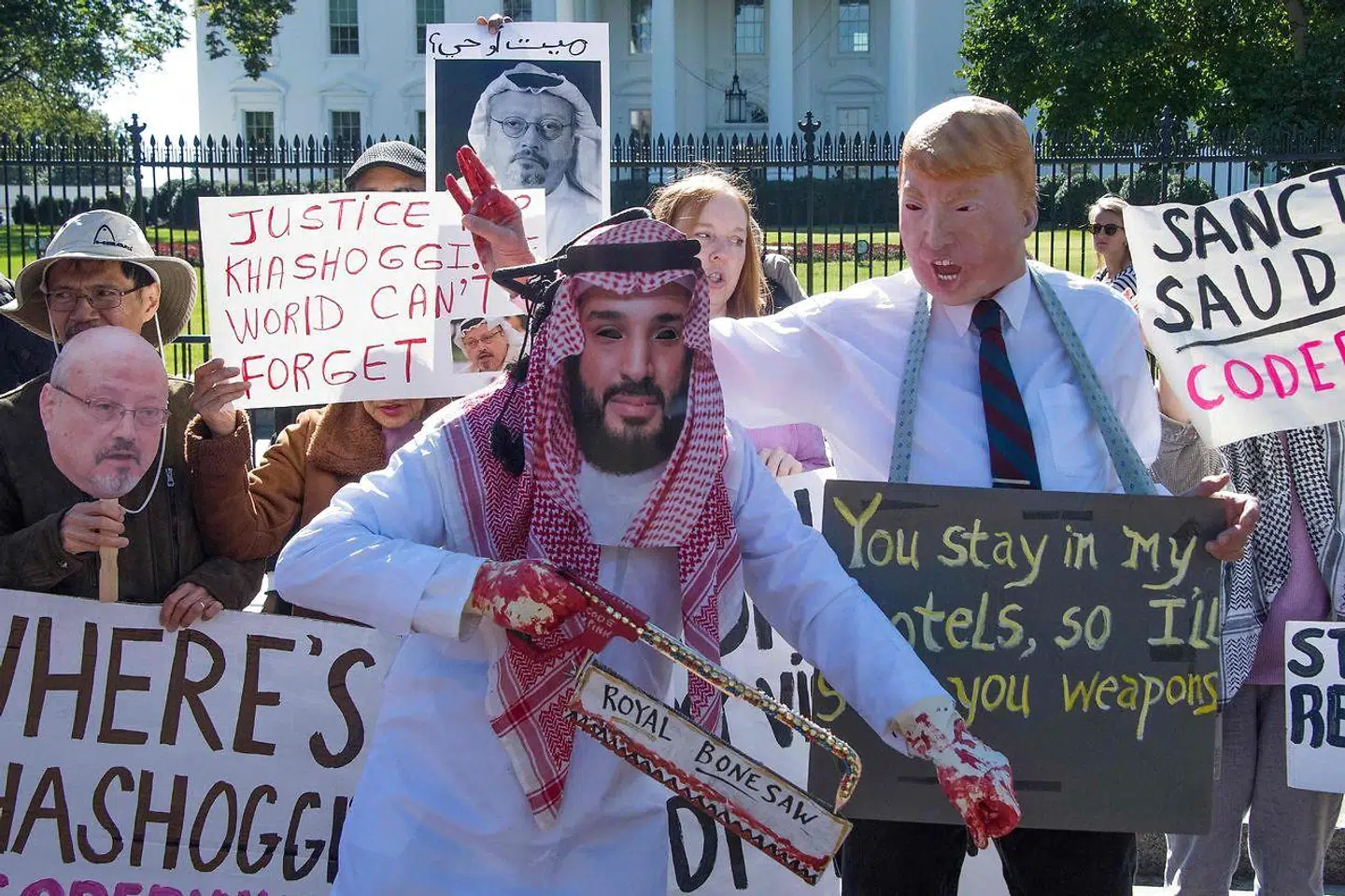 Foto: Jim Watson/Ritzau Scanpix. Foran Det Hvide Hus i Washington protesterer folk efter mordet på den saudiske journalist Jamal Khashoggi.