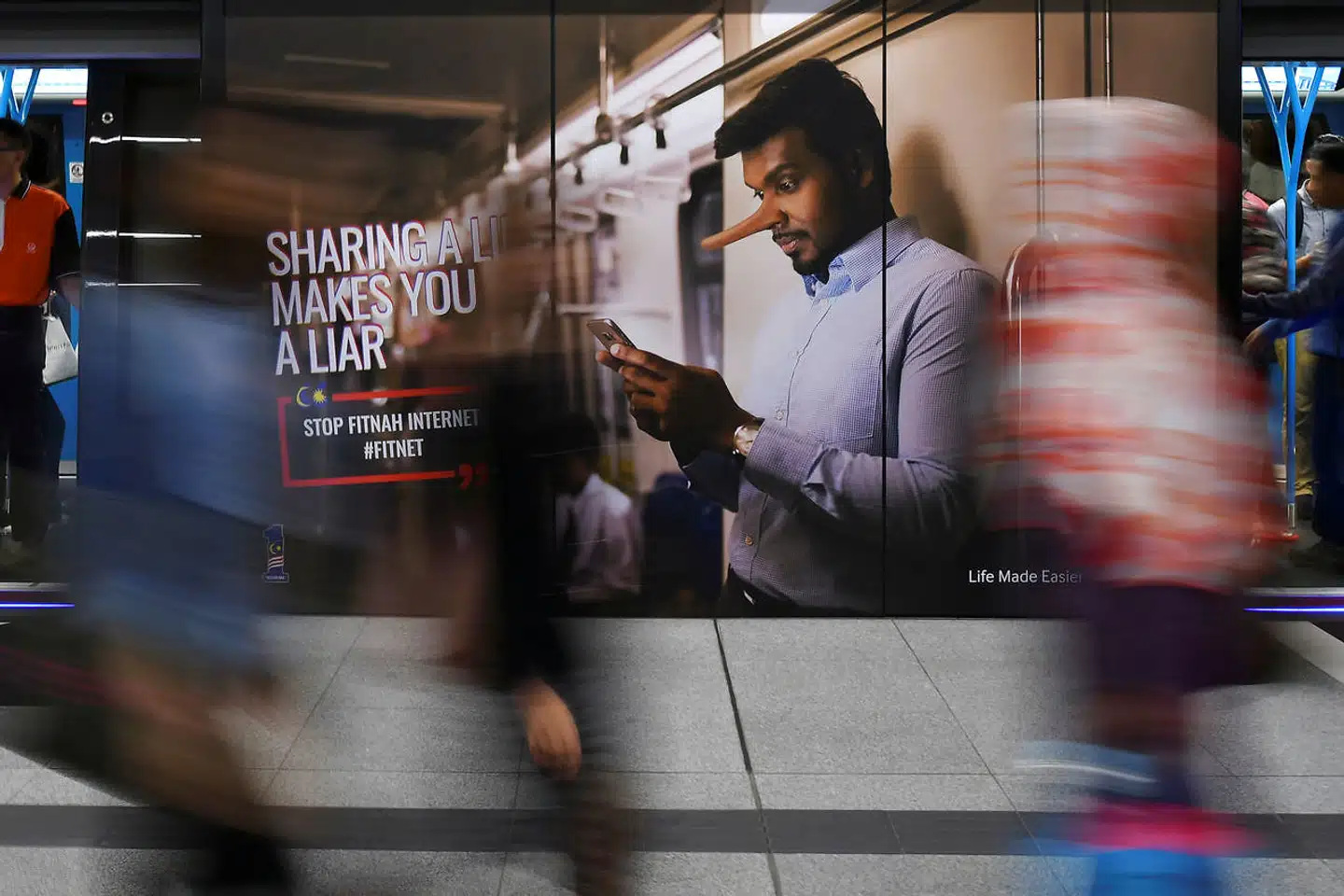 Over hele verden forsøger regeringer og myndigheder at bekæmpe den hastige spredning af disinformation og fake news online. Her er det en kampagne fra Malaysia i år, som advarer om, at det »at dele en løgn gør dig til løgner«.