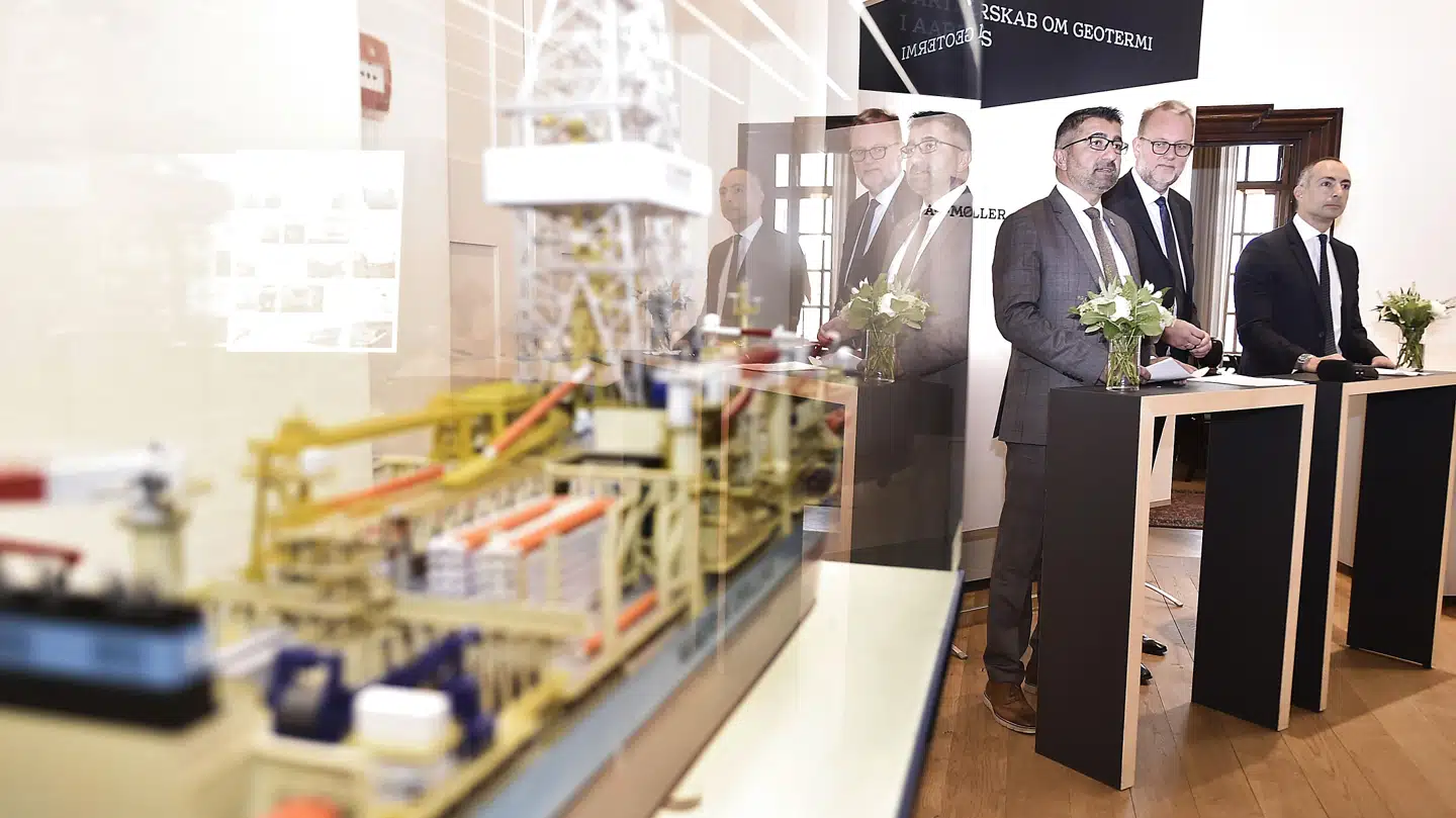 A.P. Møller Holding og Aarhus underskriver aftale om at hente varme op fra jorden. Bünyamin Simsek (V), rådmand for Teknik og Miljø i Aarhus Kommune, energi-, forsynings- og klimaminister Lars Chr. Lilleholt (V) og Samir Abboud, direktør for geotermi i A.P. Møller Holding, præsenterer planerne.