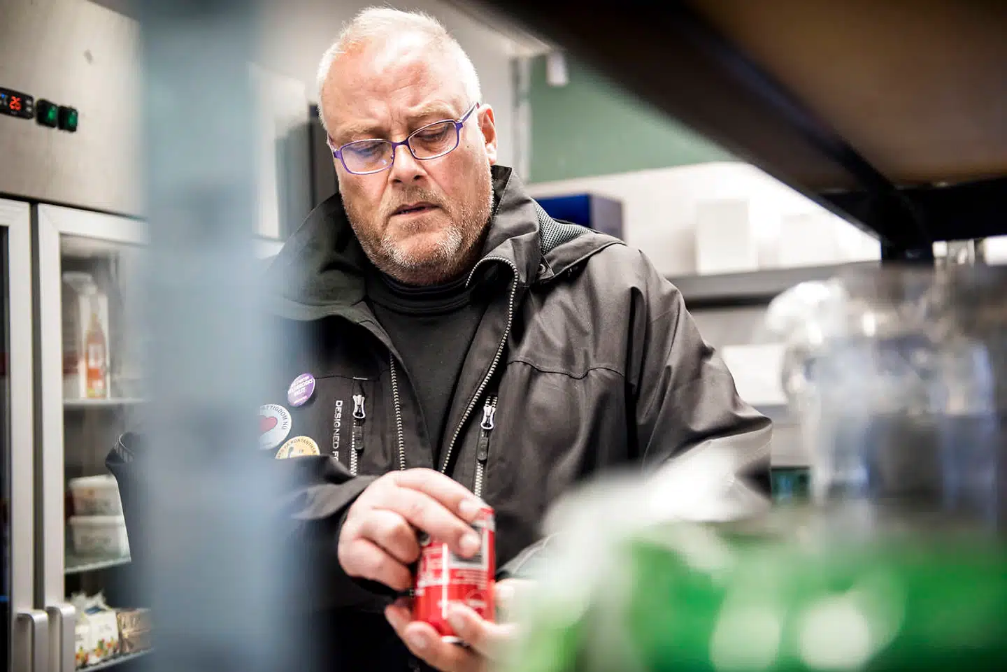 Kim Madsen er i et jobafklaringsforløb i en købmandsbutik. Han er stifter af og formand for foreningen »Jobcentrets Ofre,« der siden 2014 har kæmpet mod love og paragraffer på beskæftigelsesområdet.