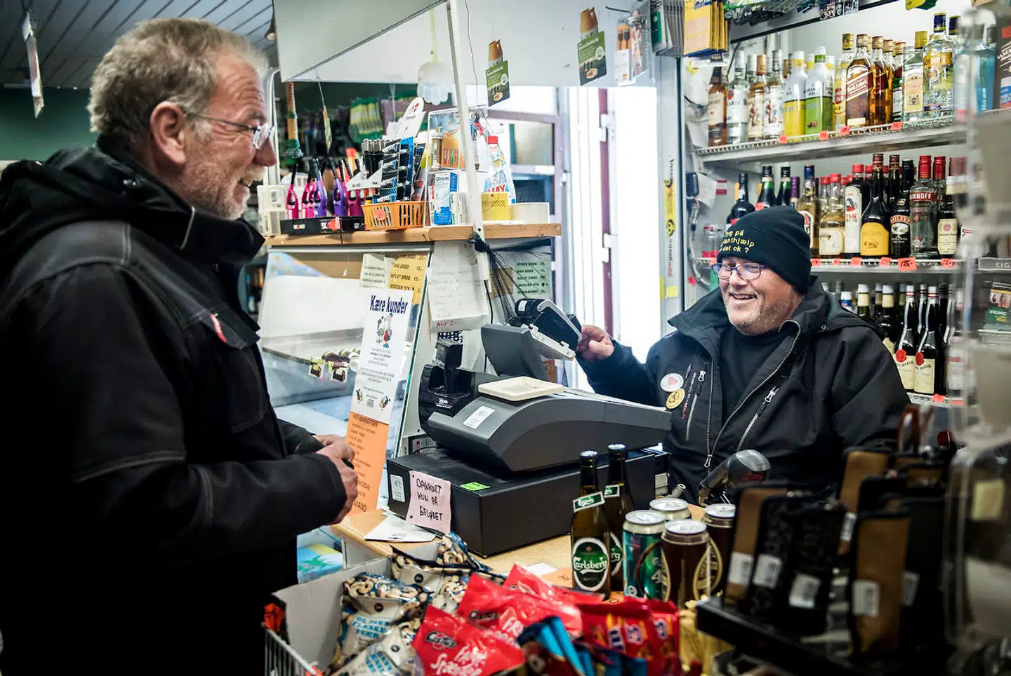 Kim Madsen er i et jobafklaringsforløb i en lille købmandsbutik. Formålet er at finde ud af, hvor meget Kim Madsen kan holde til at arbejde og i hvilken type job. Hans forløb er snart slut, og han håber på at få tildelt et fleksjob efterfølgende.
