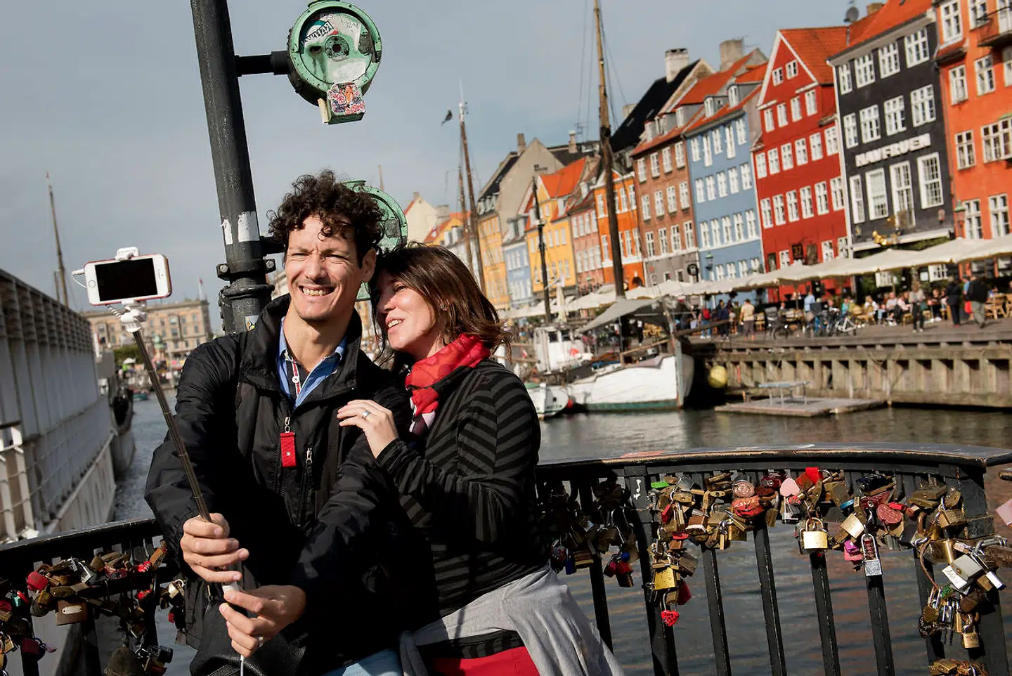 Arkivfoto. Ifølge rejseguiden Lonely Planet er København stedet at besøge som turist i 2019. Parret her er fotograferet ved Nyhavn.