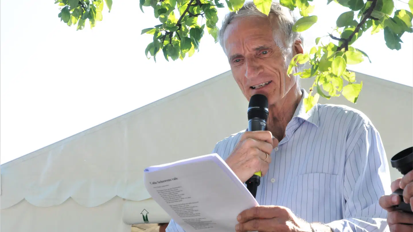 Bertel Haarder holder både af at skrive sange og selv synge for, f.eks. når der er fællessang ved Folkemødet på Bornholm..