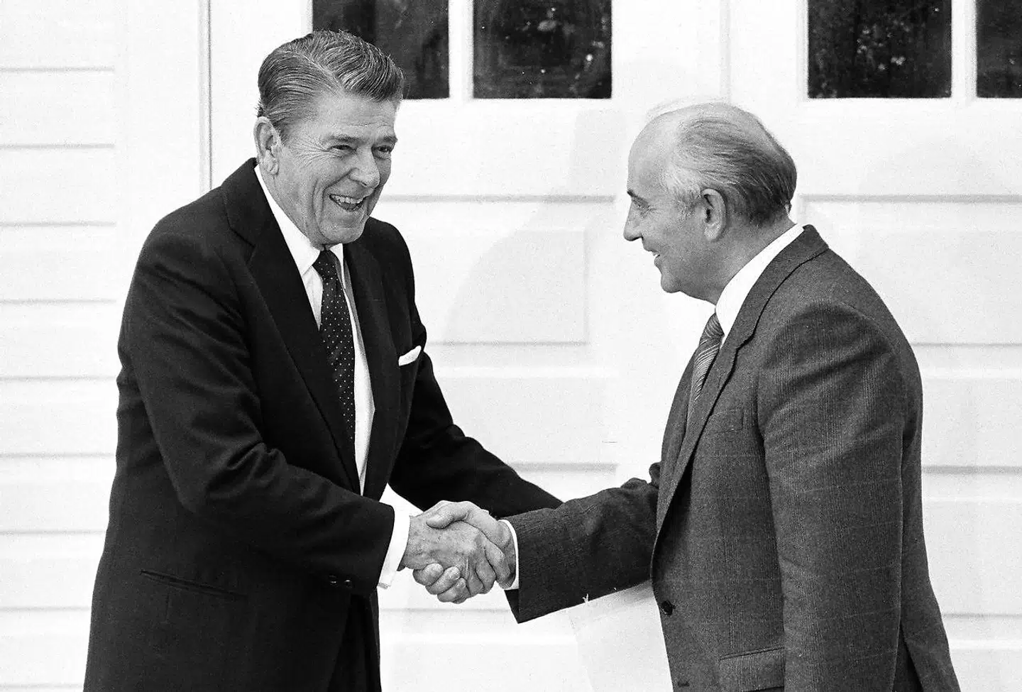 Ronald Reagan og Mikhail Gorbatjov hilser på hinanden under et topmøde om nedrustning i Reykjavik i 1986. Året efter underskrev de INF-traktaten.