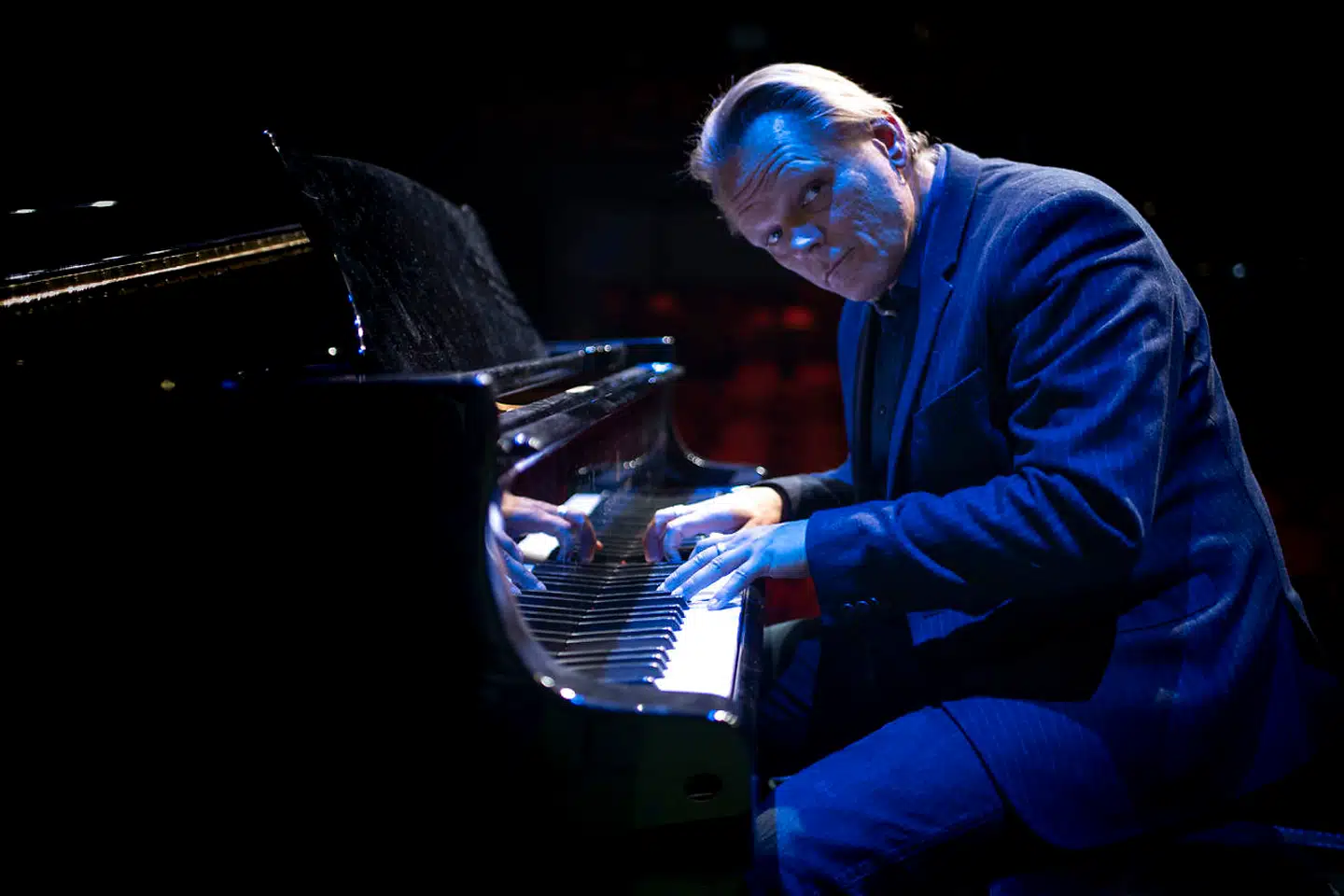 Sigurd Barrett i forbindelse med hans succes med genfortællinger. Her fotograferet i Skuespilhuset, hvor teateropsætningen af 'Sigurd fortæller Danmarks historie' spiller.