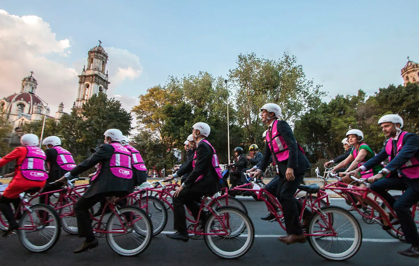 Foto: Hector Guerreo/AFP/Ritzau Scanpix. Borgmestre cykler i tandem under et C40-møde i Mexico City i 2016. Det er afgørende, at få verdens byer til at engagere sig, hvis vi skal gøre os håb om at sænke drivhusgasudledningerne.