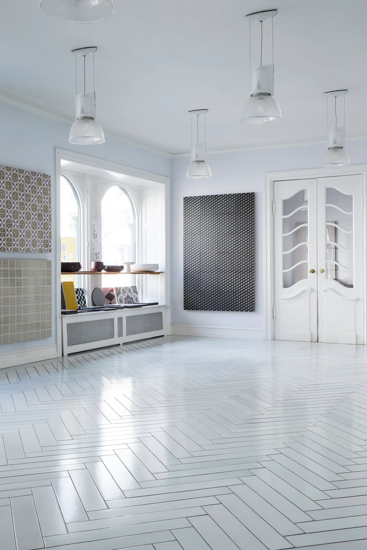 Made a Mano har officielt åbent hver torsdag og lørdag, men der er medarbejdere i showroomet hver dag i dagtimerne, og man er altid velkommen til at lave en aftale uden for åbnings tiden. I den store herskabs-lejlighed er der – selvfølgelig – fliser af lavasten på gulvet. Fotos: PR