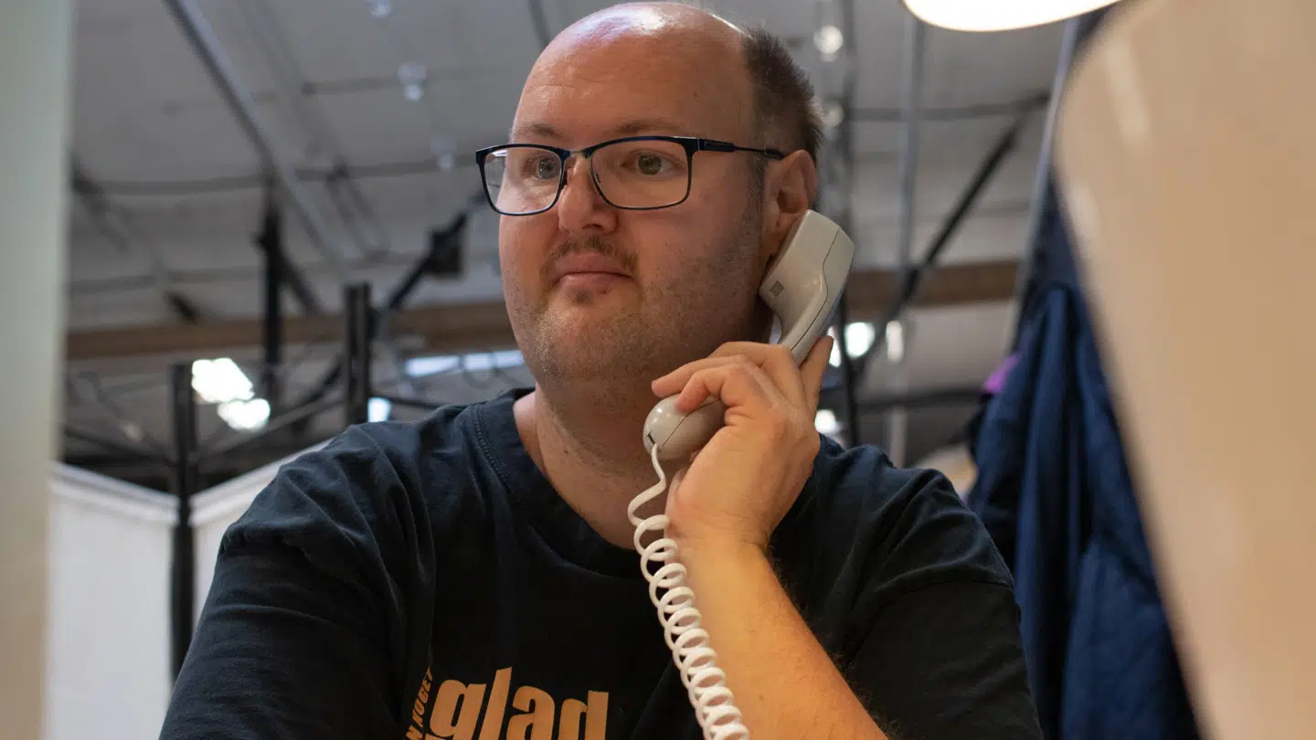 Martin Rosenlind arbejder som receptionist ved TV Glad. Foruden at tage imod telefonopkald, fortæller han, at han besvarer mails, viser nye ansatte rundt, fjerner brugt service og sørger for at fylde op med papir, når det mangler.