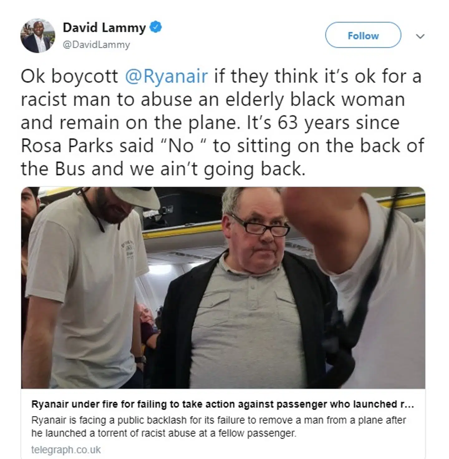 Et tweet fra et førende britisk parlamentsmedlem, som opfordrer til boykot af Ryanair. I billedet er den racistiske mand, som er fotograferet, mens han forlader flyet.