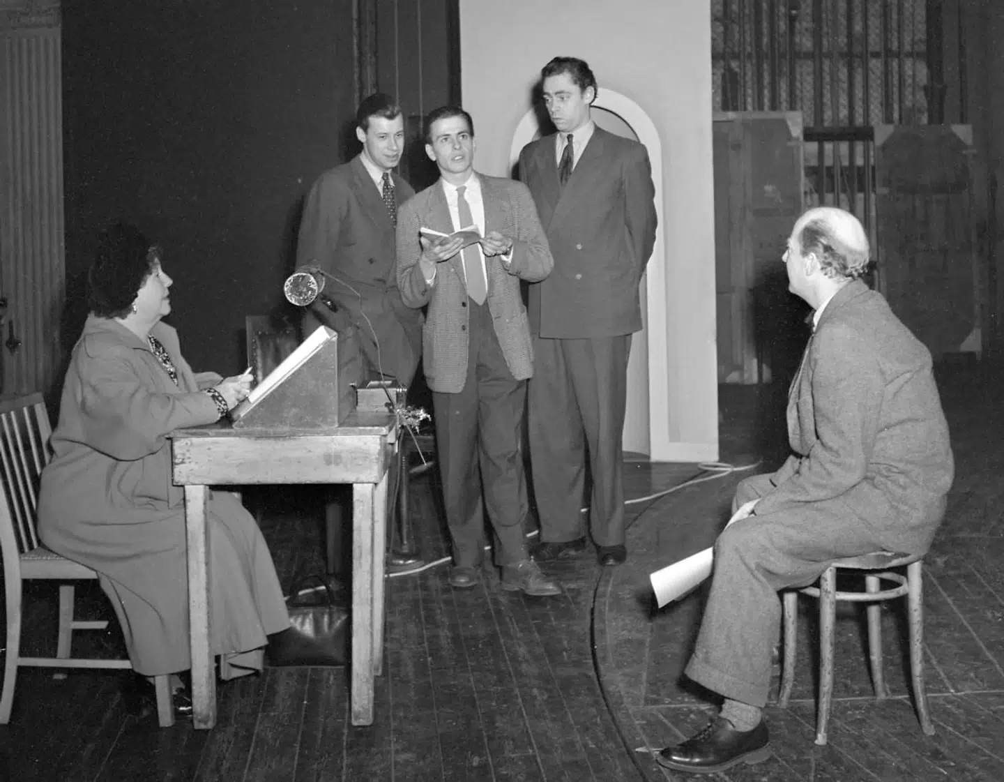 Selv forfatteren Thit Jensen skrev for Radioteatret. Her er det skuespillerne Preben Neergaard, Erik Mørk og Dirch Passer, der forbereder en indspilning. Udateret foto fra ca. 1950.