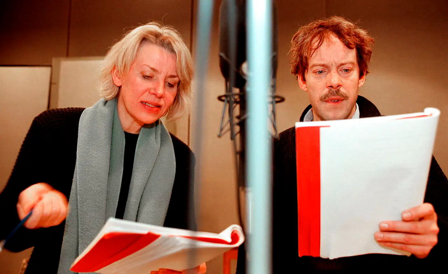 I mange år mødte skuespillerne på Radioteatret om morgenen inden dagens teaterprøver. Her Kirsten Olesen og Søren Sætter-Lassen under optagelserne til Kaj Nissens radiospil »En vis venten« i 1999.