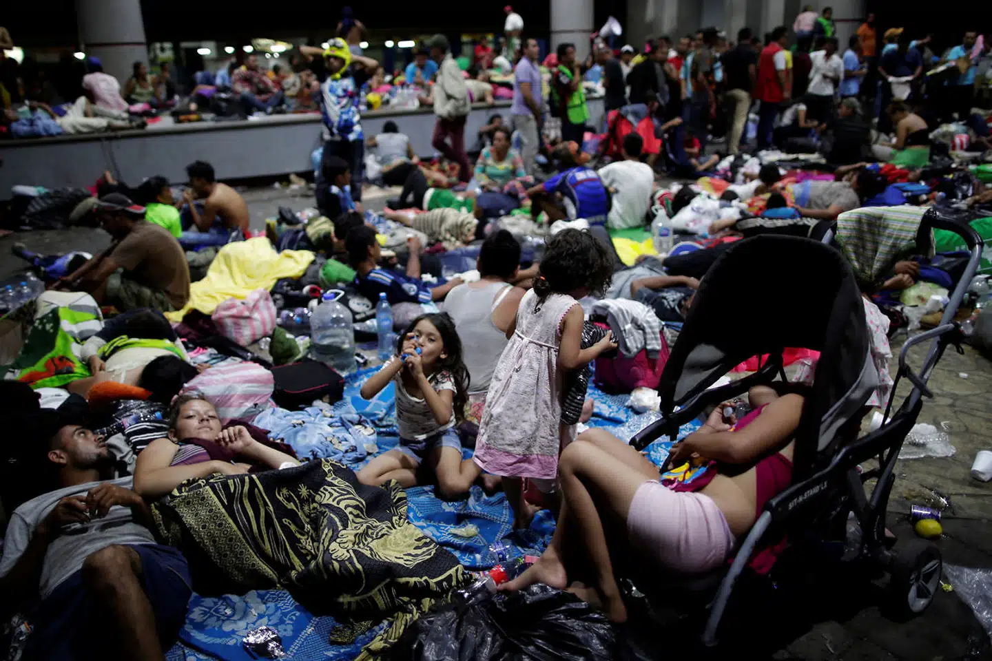 Migrants, part of a caravan of thousands of migrants from Central America en route to the United States, rest along the sidewalks of Tapachula city center, Mexico October 21, 2018. REUTERS/Ueslei Marcelino