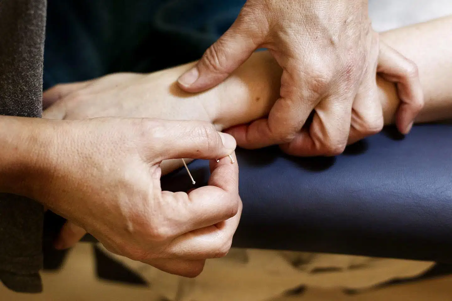 Alternativ behandling udsættes for mistænkeliggørelse, fordi det etablerede system ikke tør, ønsker eller evner at sætte sig ind i den viden og de erfaringer, der er opnået på baggrund af et nyt og anderledes syn på sundhed og sygdom, mener Ingelise Hallengren.