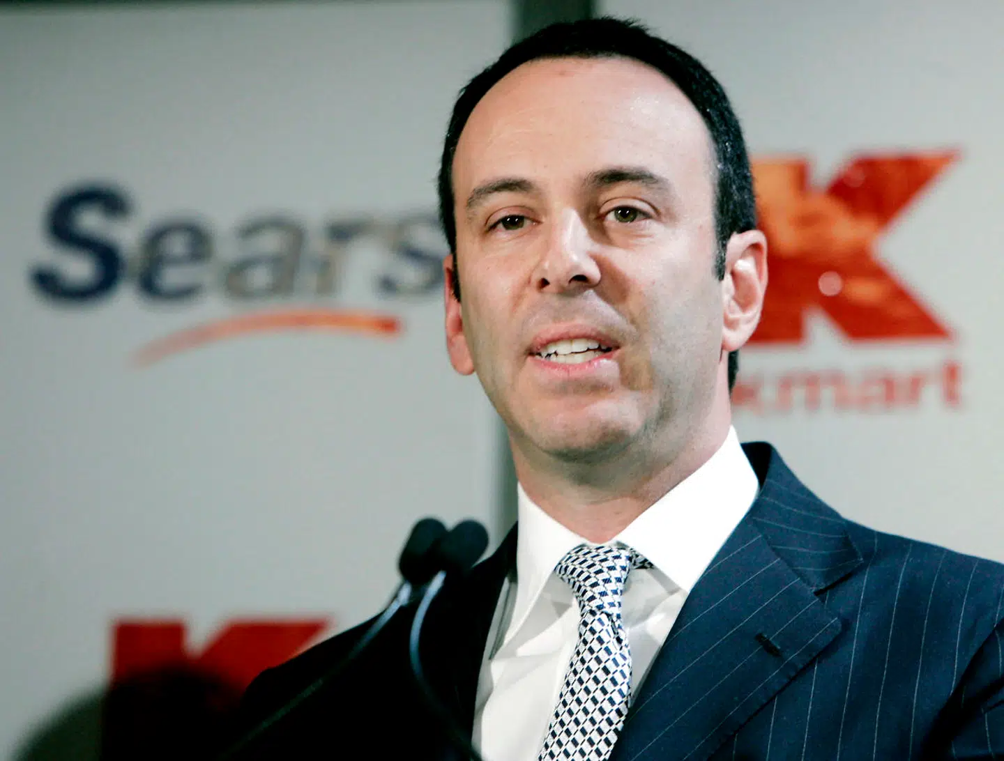 Den amerikanske hedgefondkonge Edward Lampert taler her på en nyhedskonference i New York i november 2004, efter at han havde fusioneret detailkæderne Kmart og Sears, der allerede da var stærkt skrantende. »Det har aldrig generet mig at være kontrær og tænke selvstændigt. Jeg vidste, at det ville blive svært uanset hvad. Men jeg prøvede at gribe muligheden,« sagde han efter betalingsstandsningen, der kan sætte et punktum for Sears' 125 år gamle varehuskæde.