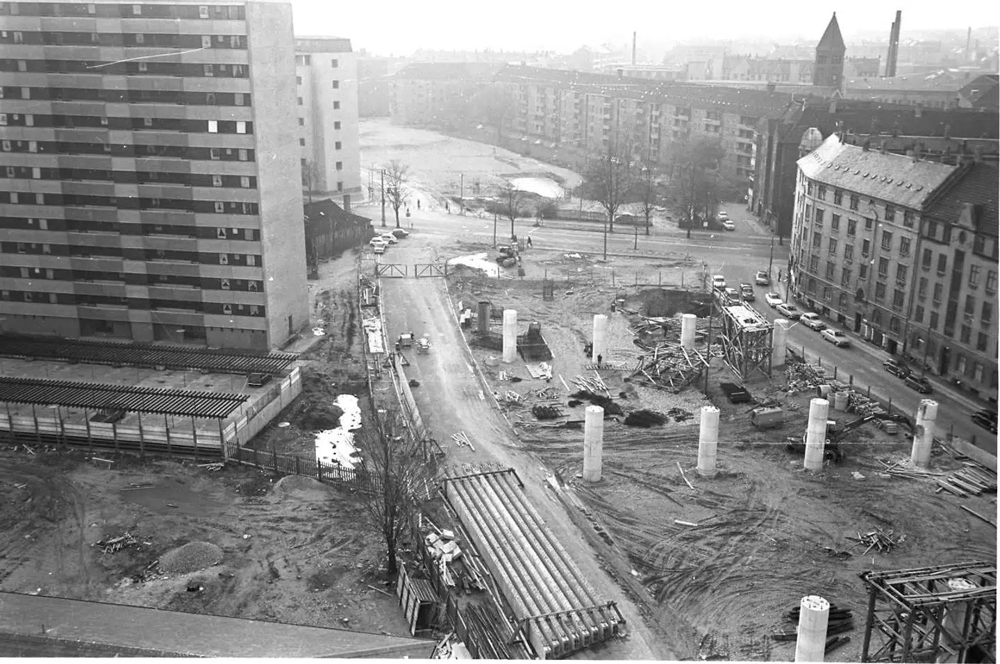 Bispeengbuen under opførelse, støbejernskonstruktioner i baggrunden, til højre Mariendalskirkens tårn.