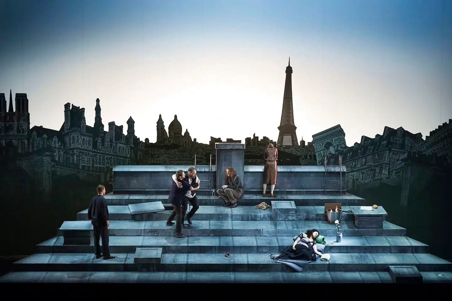 »La bohème« er en gentagelse af opsætningen fra 2016 med nye sangere i flere af rollerne - men samme kvalitet hele vejen. Foto: Miklos Szabo